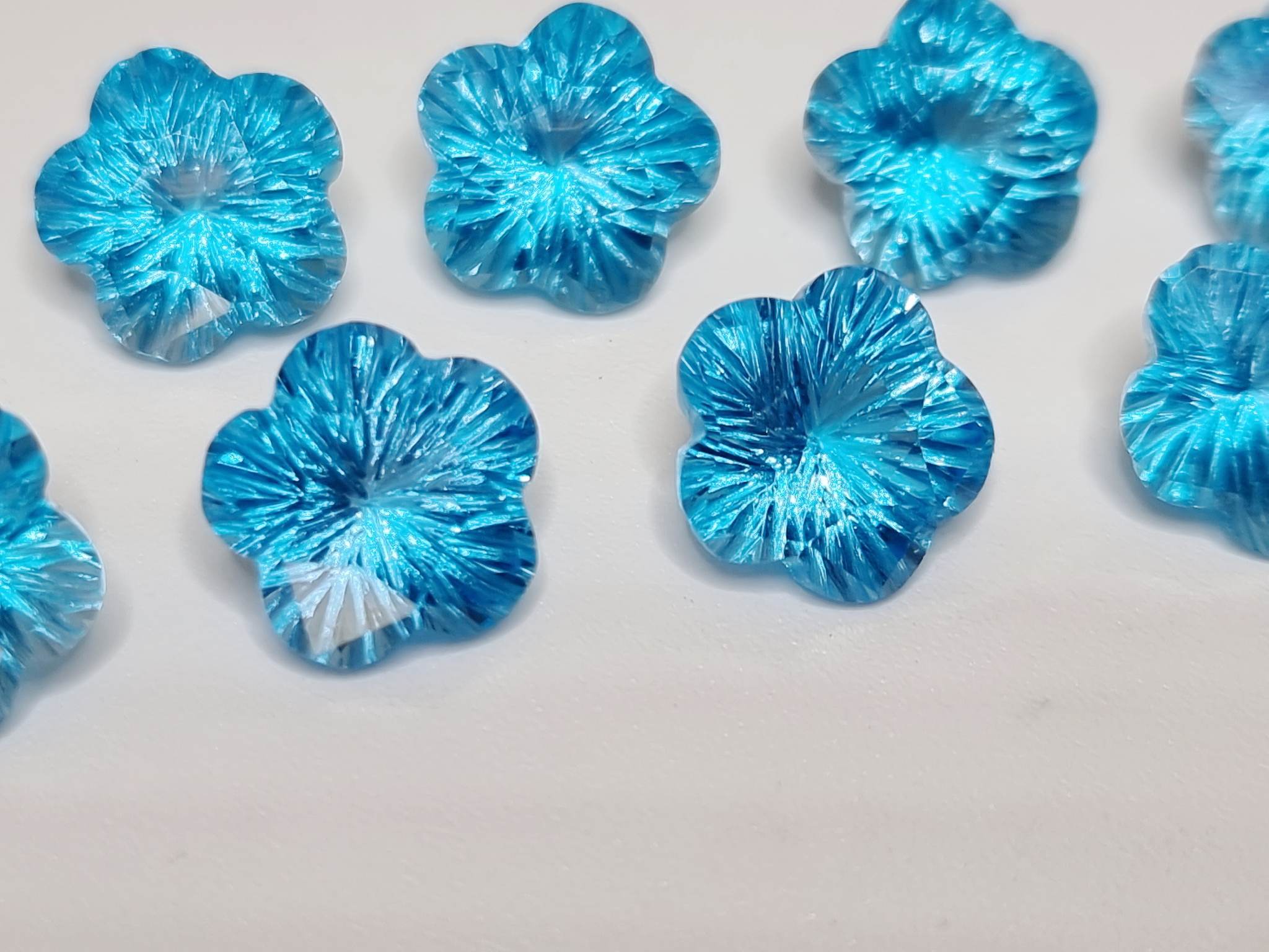 พลอยสวิสบลูโทพาส (Swiss Blue topaz) เจียรทรงดอกไม้ 9.5 มม. 1 เม็ด