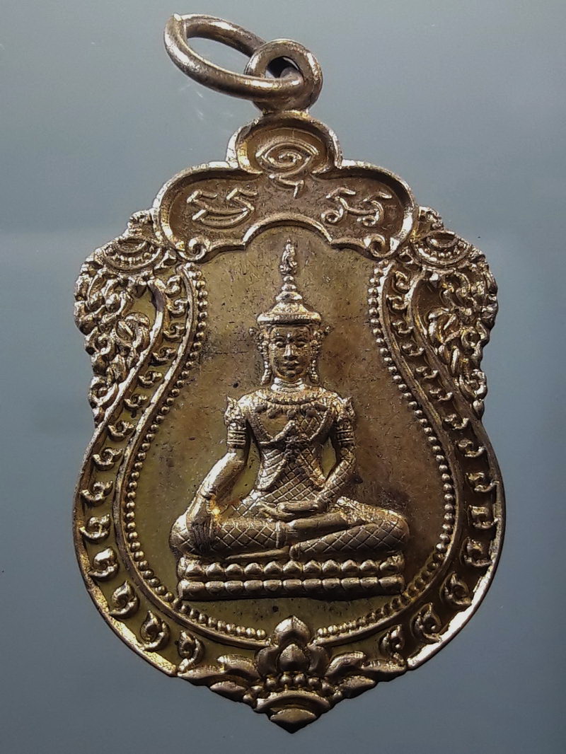 Antig FB 12472 เหรียญเสมาเนื้อทองสตางค์ พระพุทธทรงเครื่องจักรพรรดิ์ ที่ระลึกสร้างพระประธานอุโบสถ วัดพลายชุมพล จังหวัดสุโขทัย ขนาดเทียบกับเหรียญบาท