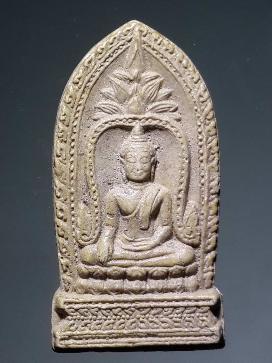 รหัสสินค้า พระเนื้อดิน เนื้อผง เนื้อว่าน 1256 พระพุทธเนื้อผงซุ้มเรือนแก้ว ด้านหลังภาษาบาลี