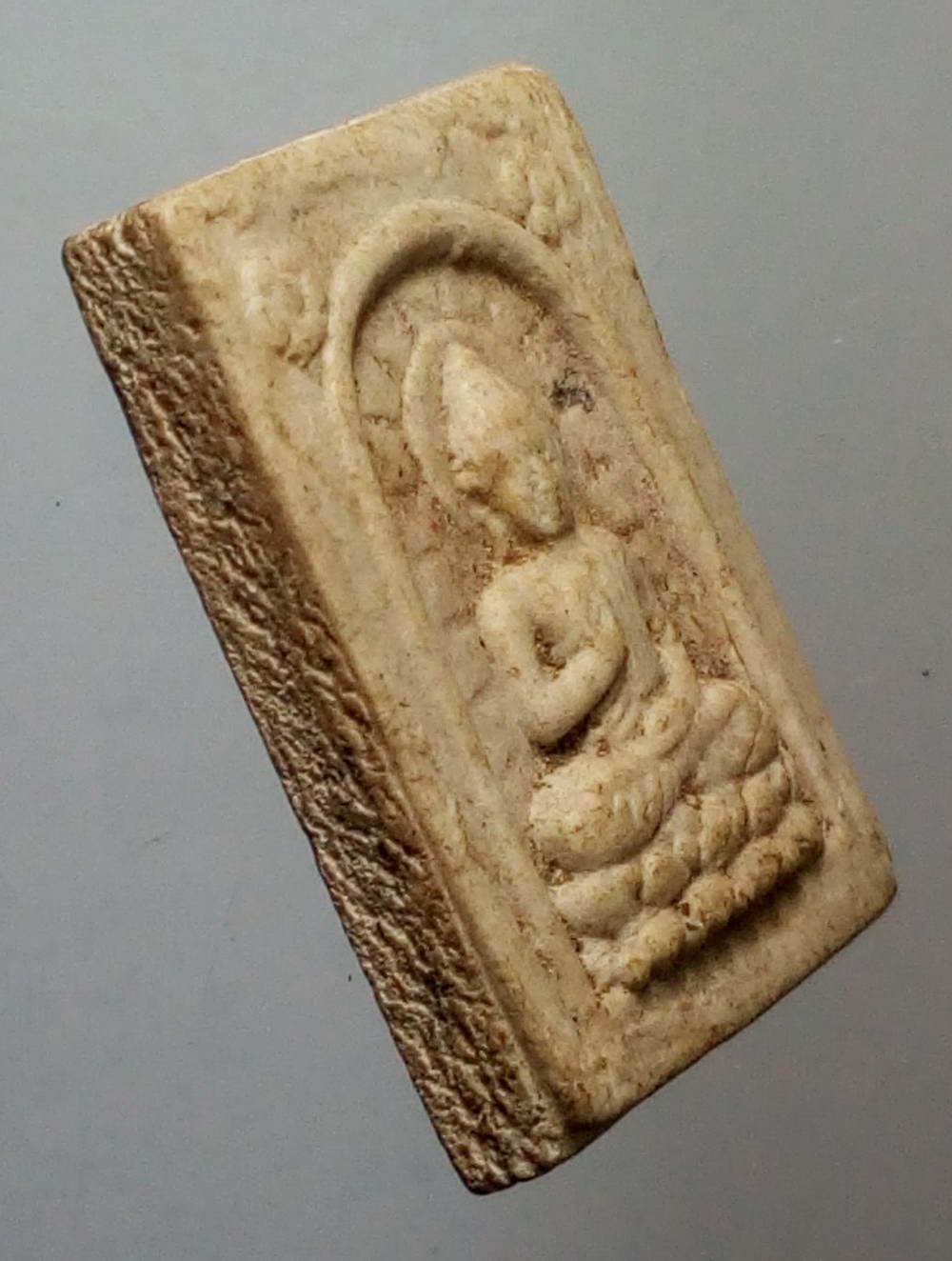 รหัสสินค้า พระไม่ทราบที่ 176 พระพุทธเนื้อผงนั่งประทานพร หลังยันต์เฑาะว์ ไม่ทราบที่