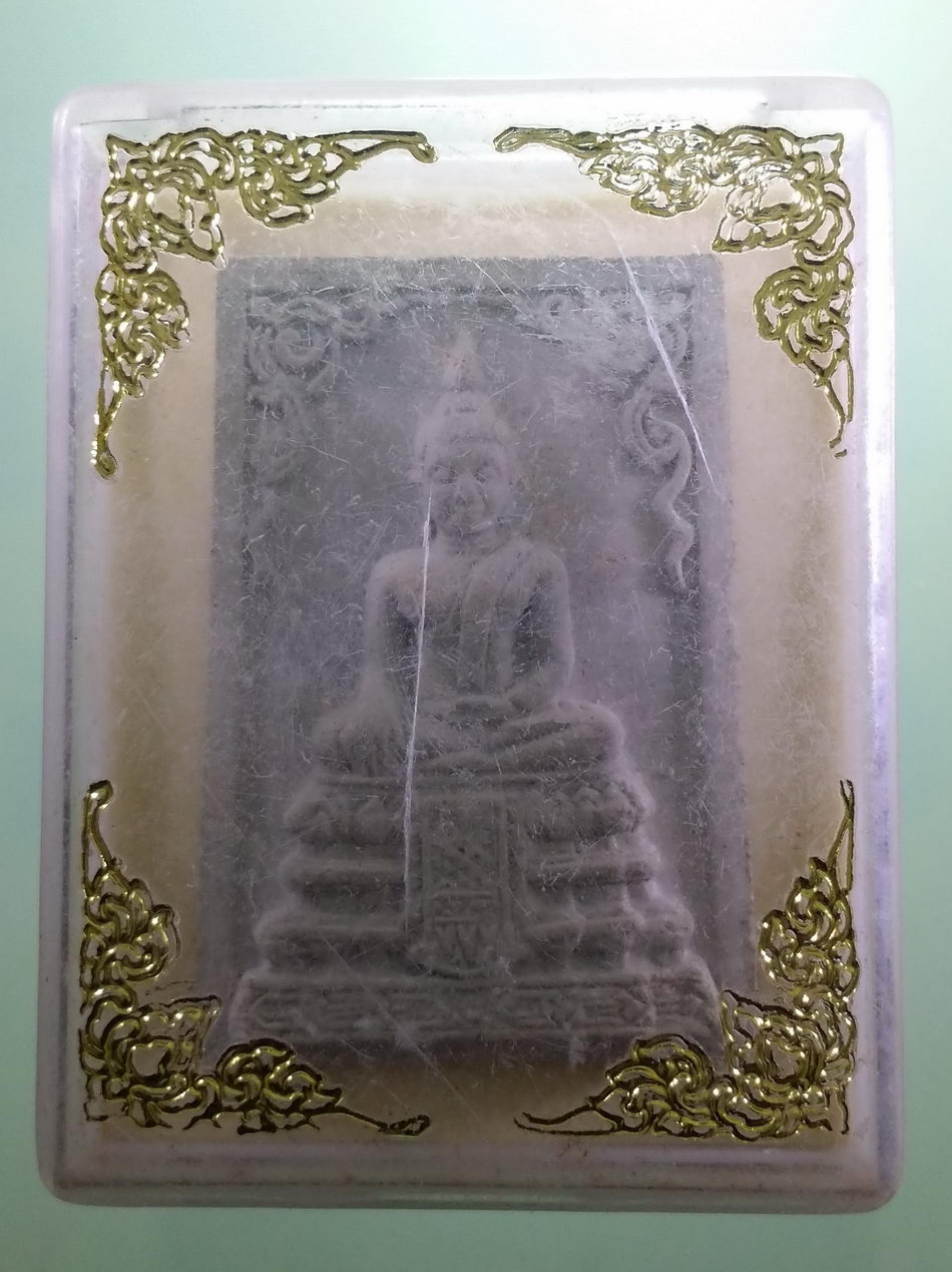 รหัสสินค้า พระมีกล่อง 4036 พระผงพิมพ์พระพุทธหลังยันต์ห้า ด้านหลังมีตัวอักษรย่อ อ.น.ว.ห.ก. ไม่ทราบที่ เชิญครับ ไม่แพง