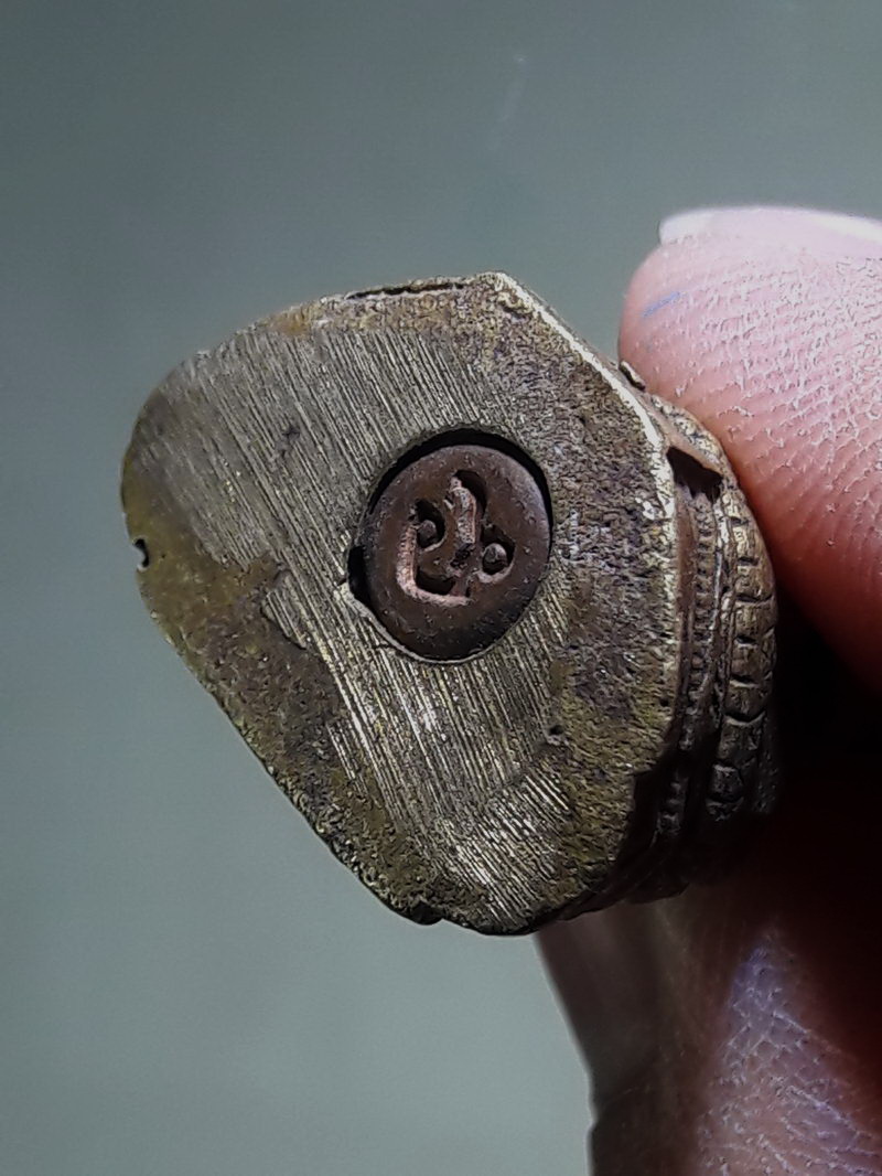 Antig FB 12730 รูปหล่อบรรจุกริ่ง พระพุทธไตรรรัตนนายก หลวงพ่อโต วัดพนัญเชิง กรุงเก่า เนื้อทองผสม ไม่ทราบปี