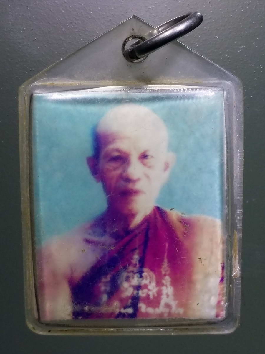 รหัสสินค้า เครื่องราง ล็อตเก็ต ภาพถ่าย 101 ภาพถ่ายสี หลวงพ่อคำบ่อ ฐิตปุญโญ เลี่ยมพลาสติกมาแต่เดิม
