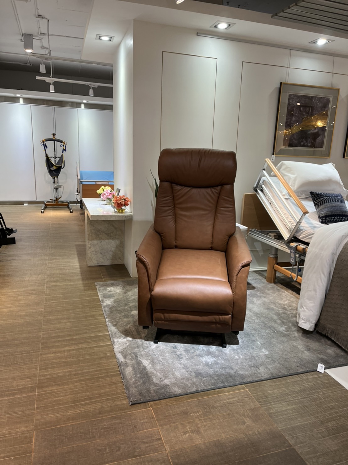 เก้าอี้พักผ่อนปรับไฟฟ้า ช่วยพยุงลุก-นั่ง Chilton Chair หุ้มหนังแท้ผิวสัมผัส นุ่มสบายต่อการใช้งาน