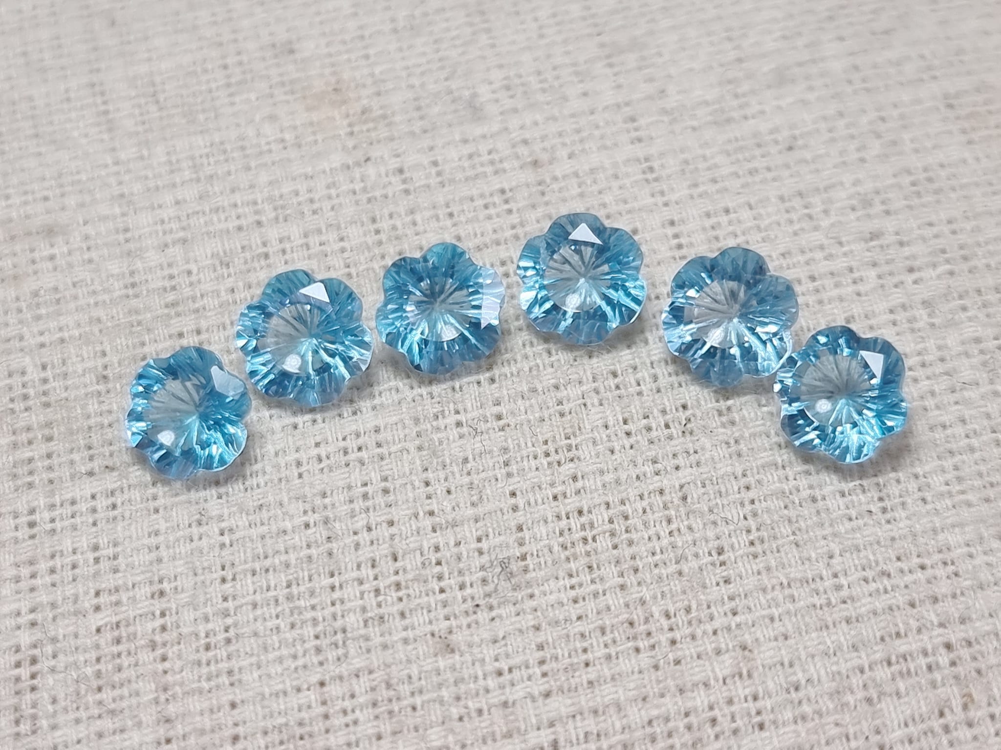 7.0mm. พลอยบลูโทปาส เจียรเหลี่ยมทรงดอกไม้ ชุดละ 1,250฿