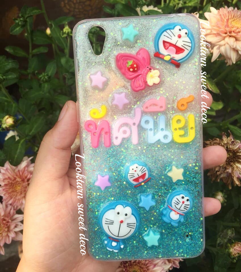 เคสกากเพชรขาว ฟ้า อักษรคละสี ตกแต่งโดเรม่อน
