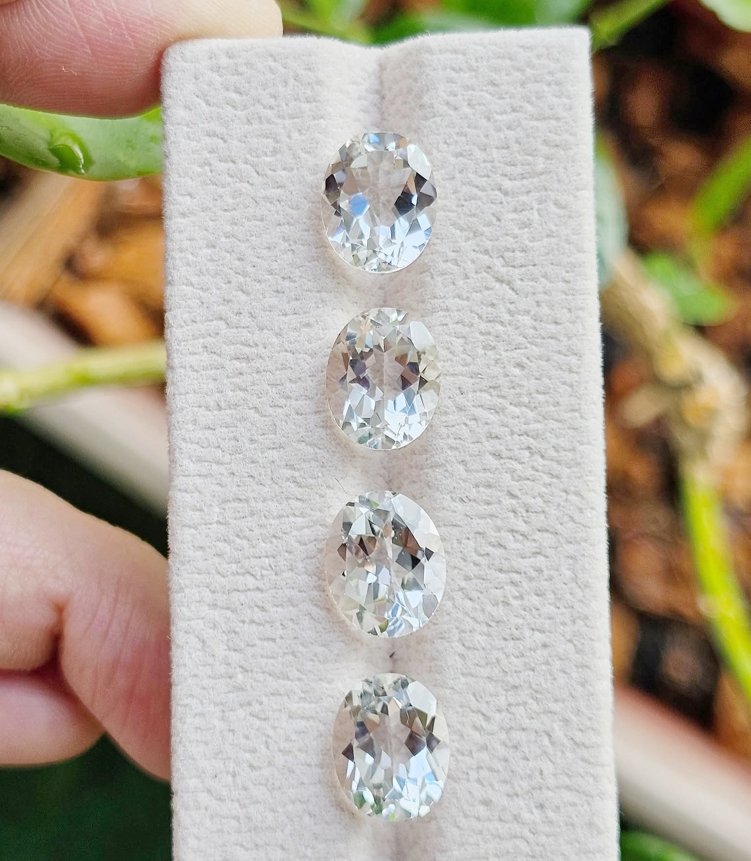 ไวท์โทปาสไข่ 9x11mm. 1 เม็ด