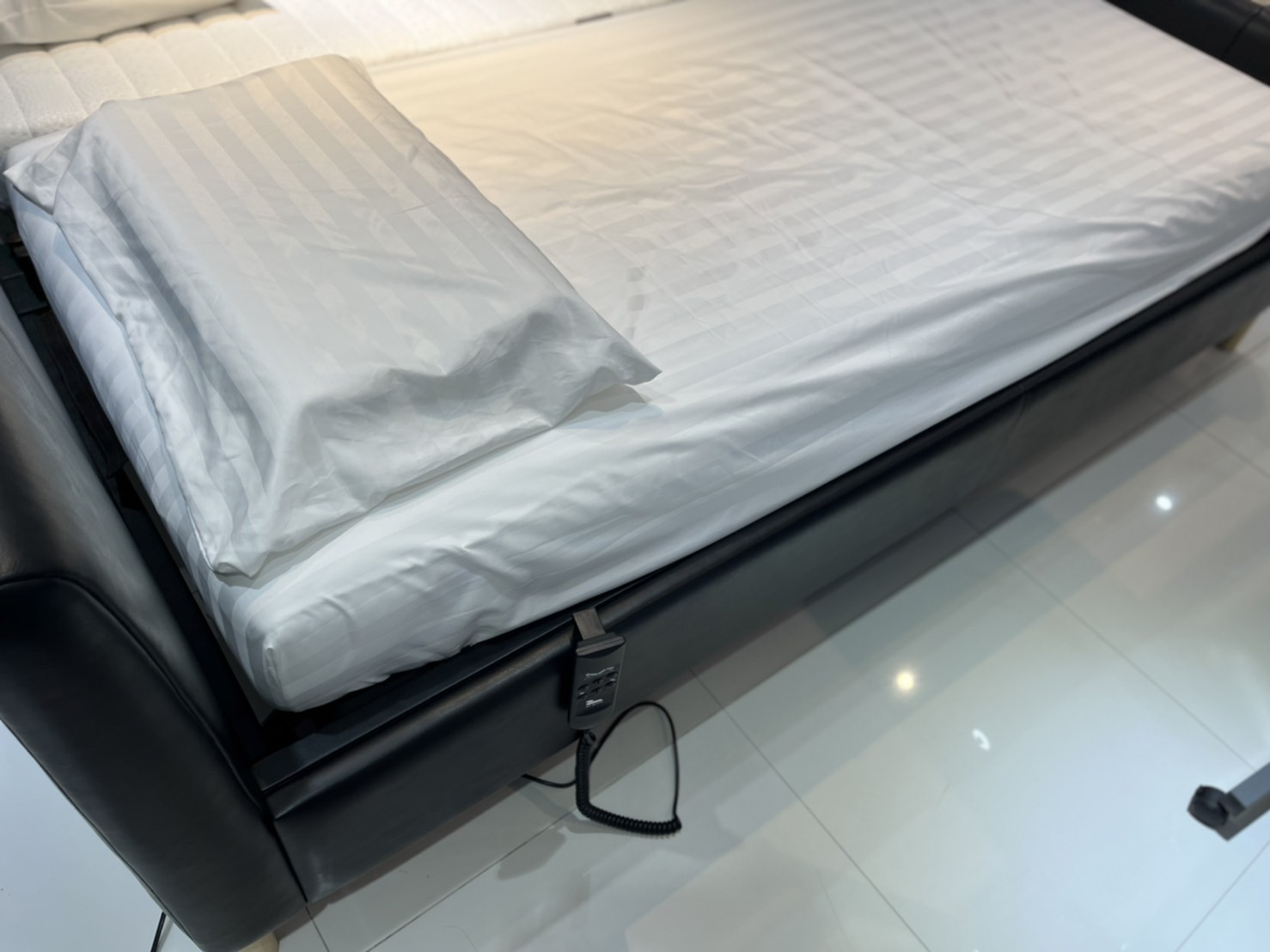 เตียงนอนเพื่อสุขภาพปรับไฟฟ้า PRIMERO DUAL BED สำหรับ 2 ท่าน ขนาด 6 ฟุต (3+3 Ft) + พร้อมที่นอนสุขภาพยางพาราแท้ + หมอนยางพารา + ชุดผ้าปูที่นอน