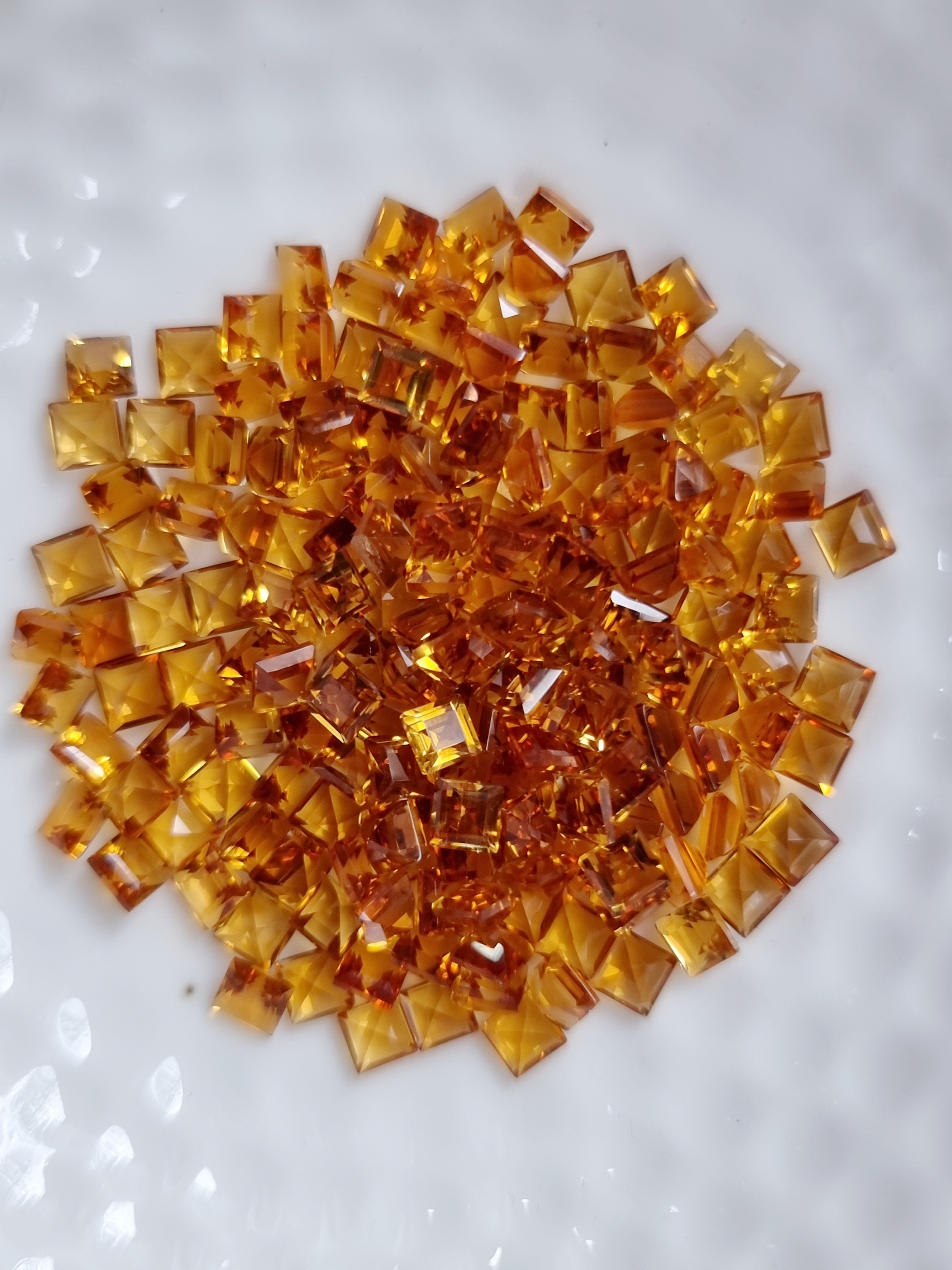 ซิทรินสี่เหลี่ยมเข้ม 3x3 mm. 5 กะรัต
