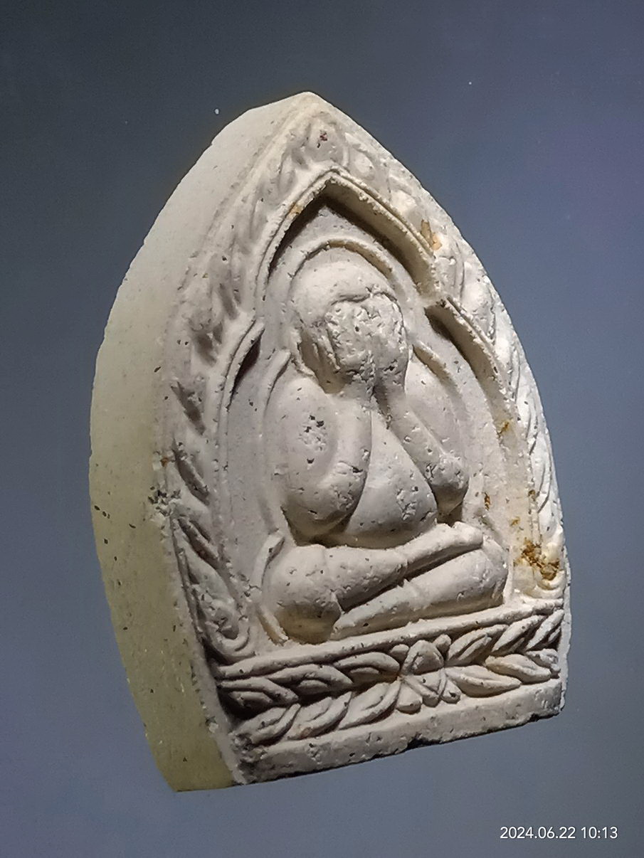 รหัสสินค้า พระเนื้อดิน เนื้อผง เนื้อว่าน 031 พระปิดตาเนื้อผง หลังรูปเหมือนหลวงพ่อแย้ม วัดสามง่าม จังหวัดนครปฐม