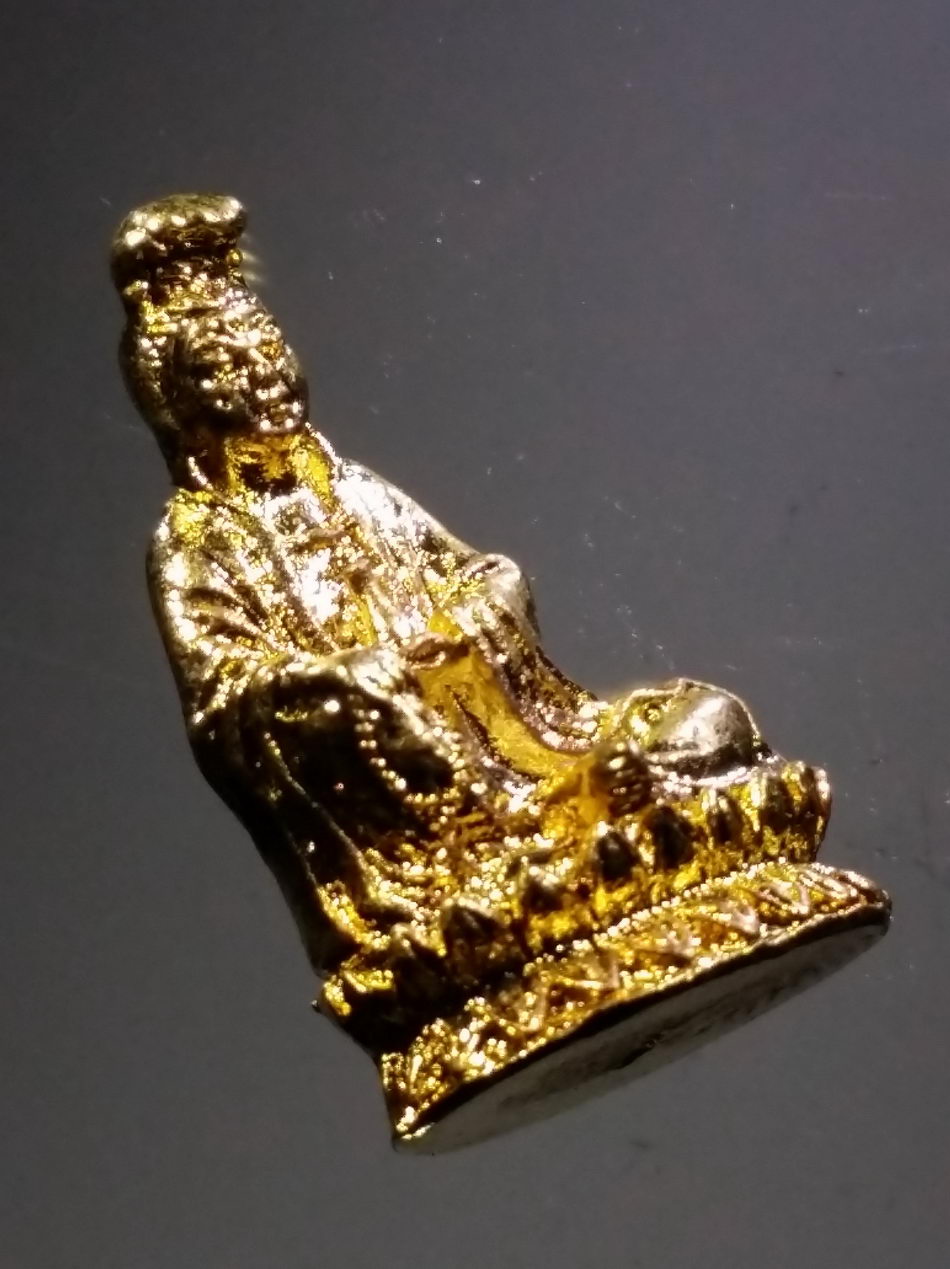 รหัสสินค้า พระมีกล่อง 3823 รูปหล่อกะไหล่ทอง เจ้าแม่กวนอิมโพธิสัตว์ ไม่ทราบที่ เก่าครับ มีอายุ