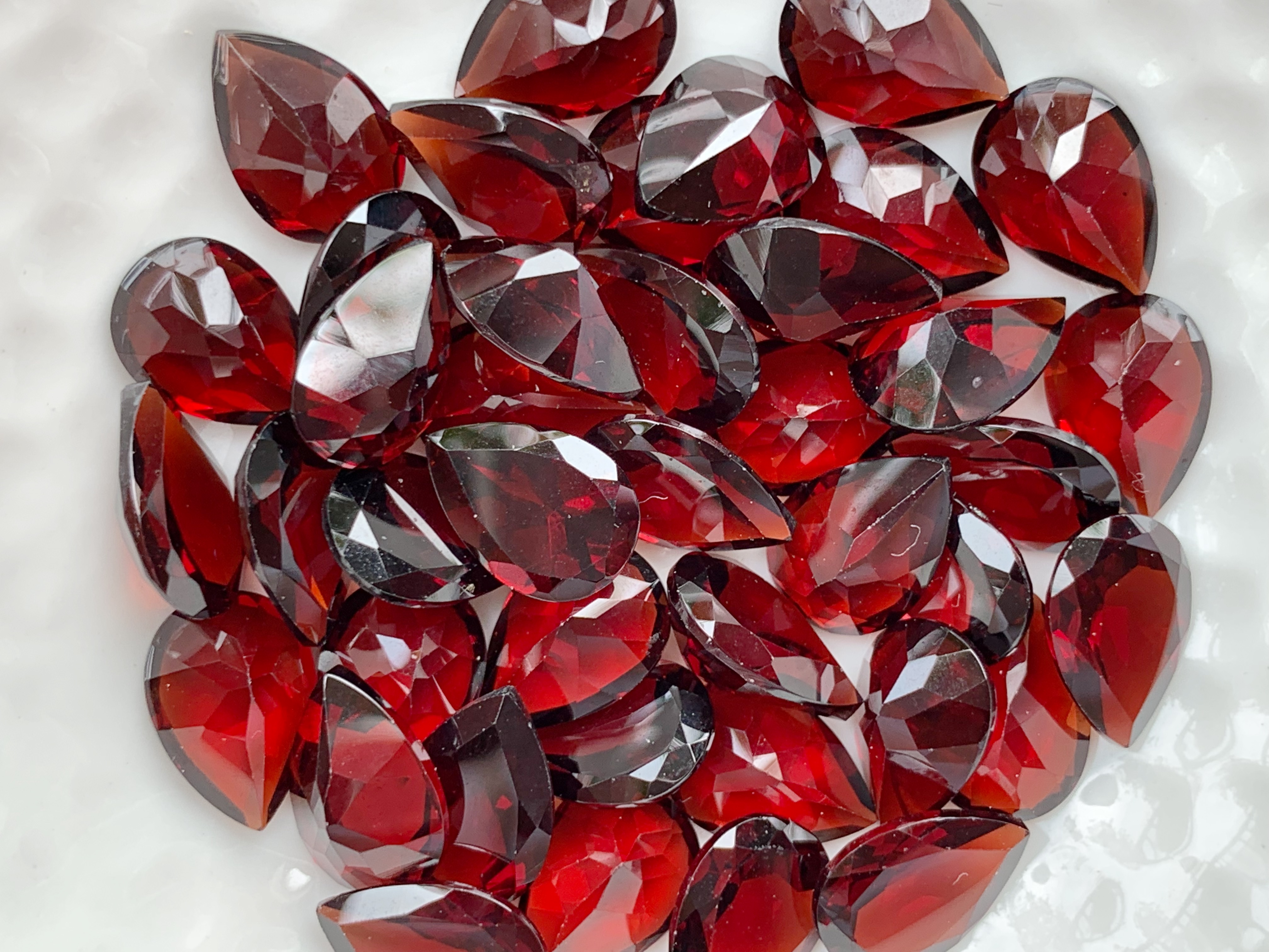 โกเมนหยดน้ำ 10X7 มม. 2 เม็ด