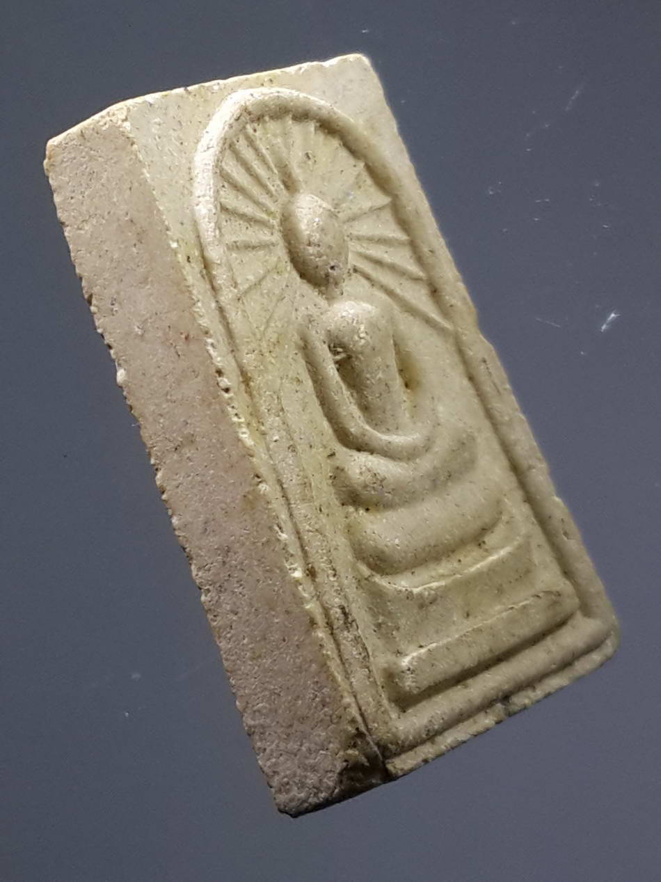 รหัสสินค้า พระไม่ทราบที่ 335 พระสมเด็จ เนื้อผง พิมพ์คะแนน มีประกายรัศมีหลังยันต์ห้า ไม่ทราบที่