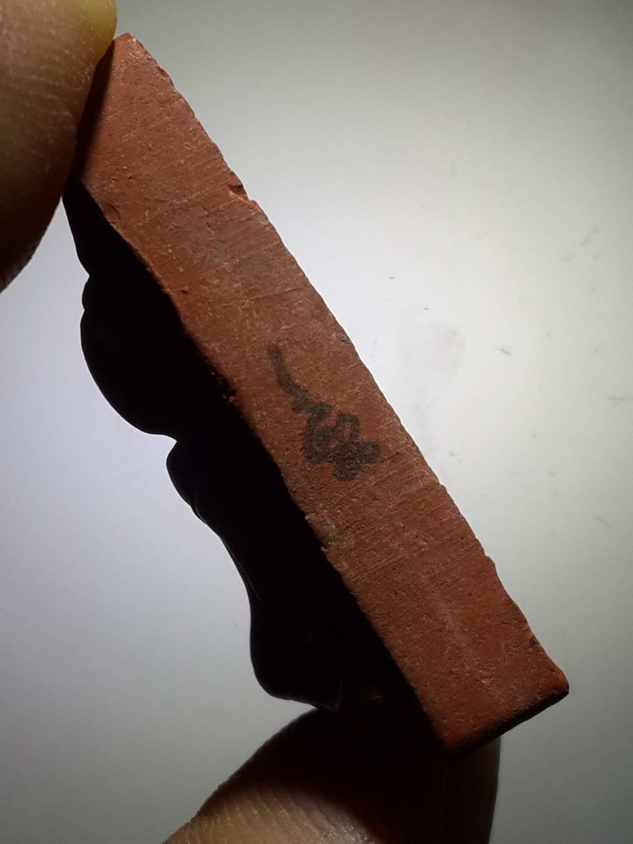 รหัสสินค้า พิษณุโลก 014 พระนางพญาเนื้อผง หลังสมเด็จพระนเรศวรมหาราช หลั่งสิโนทก รุ่นมงคลแผ่นดินดีสร้างปี 2551 กด code ปั๊มตรายาง