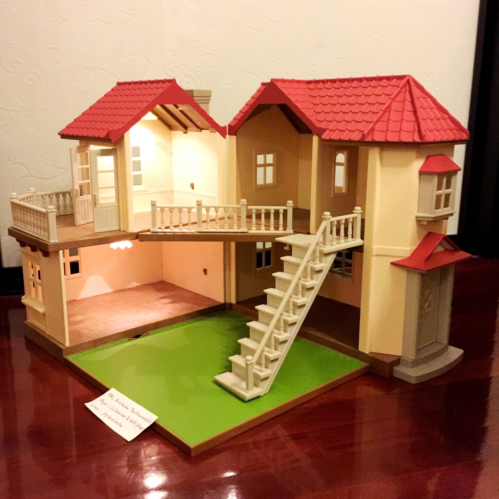 บ้านหลังใหญ่ พร้อมพื้นสนามหญ้า City House with Lights : Sylvanian Families รั้วครบ ไฟติดทั้ง 2 ดวง มีระเบียงสามเหลี่ยม มีพื้นสนามหญ้า สภาพสวย ไม่มีแตกหักค่ะ