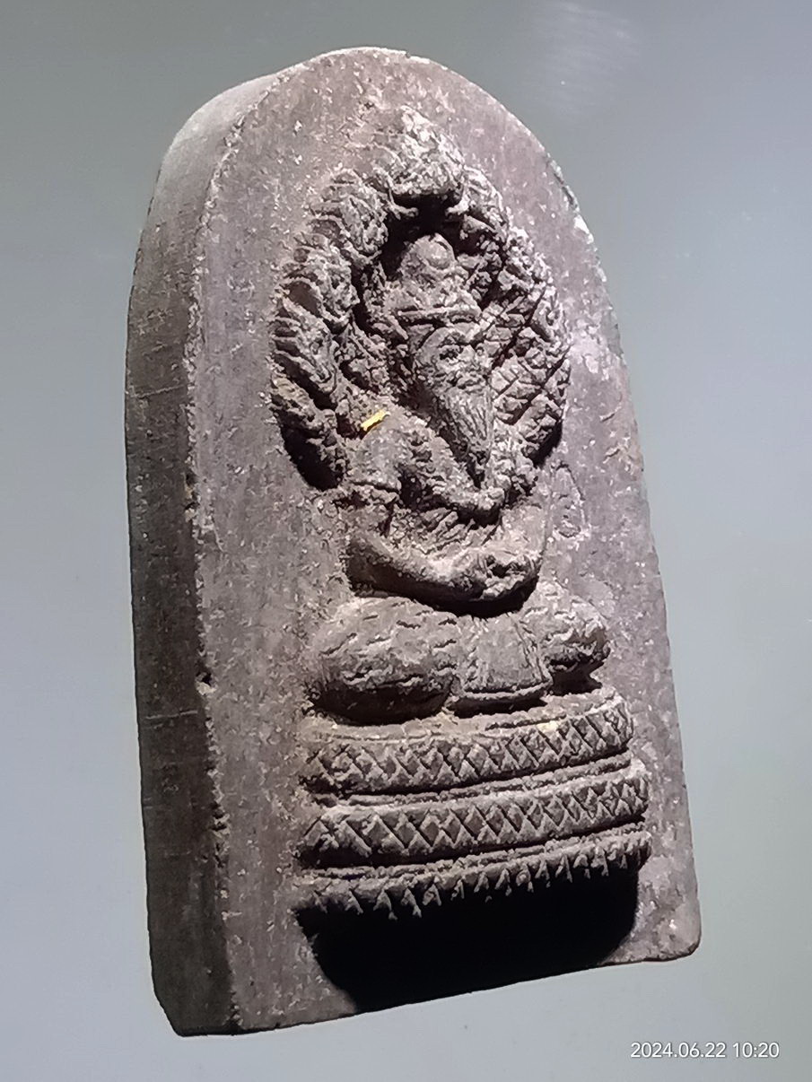 รหัสสินค้า พระเนื้อดิน เนื้อผง เนื้อว่าน 059 พระฤาษีนาคปรกรุ่น 1 บูชาครู วัดพิกุลเงิน กดโค้ด ด้านหน้า