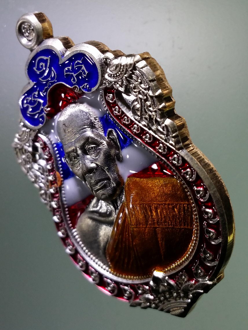 รหัสสินค้า พระมีกล่อง 009 เหรียญเสมาพระพรหม เนื้อกะไหล่เงินลงยาลายธงชาติ รุ่น พรหมพัฒน์พันล้าน ๒ หลวงพ่อพัฒน์ วัดห้วยด้วน อำเภอหนองบัว จังหวัดนครสวรรค์ ตอกโค๊ต หมายเลข ๒๒๑