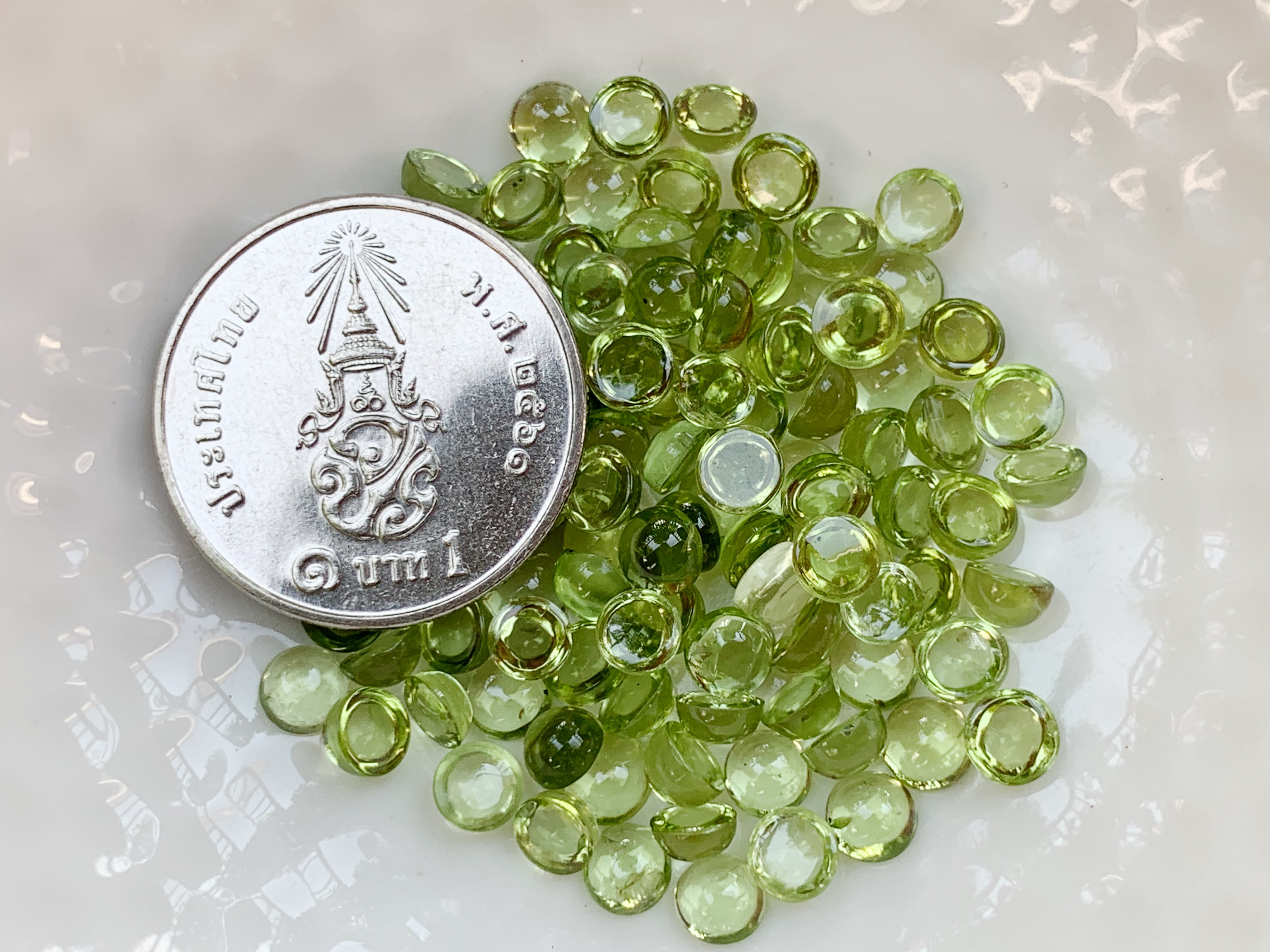 เพอริดอทกลมหลังเบี้ย 4.0 มม. 5 กะรัต