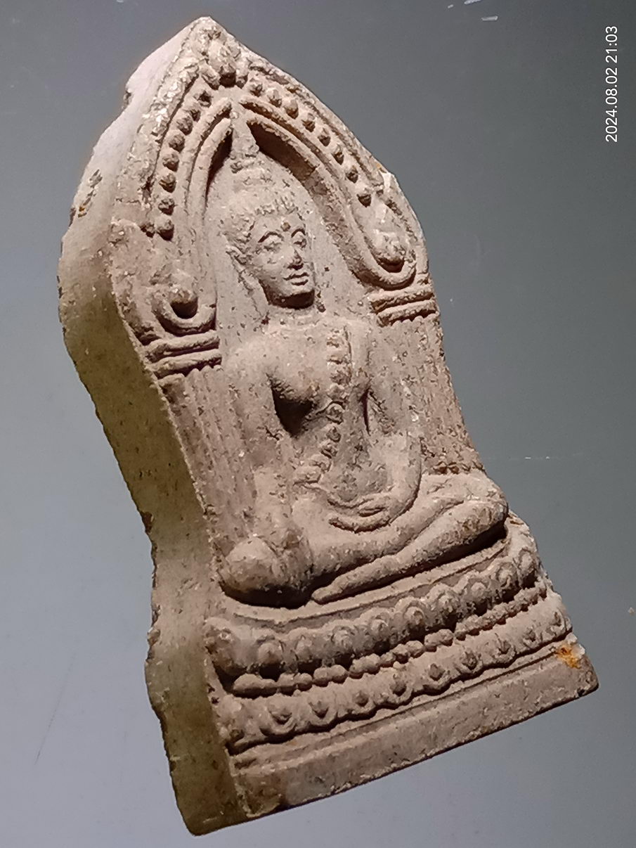 รหัสสินค้า พระเนื้อดิน เนื้อผง เนื้อว่าน 793 พระพุทธชินราช พิมพ์เสมาใหญ่ รุ่นปิดทอง สร้างปี 2547 วัดพระศรีรัตนมหาธาตุ จังหวัดพิษณุโลก ขนาดเมื่อเทียบกับเหรียญบาท