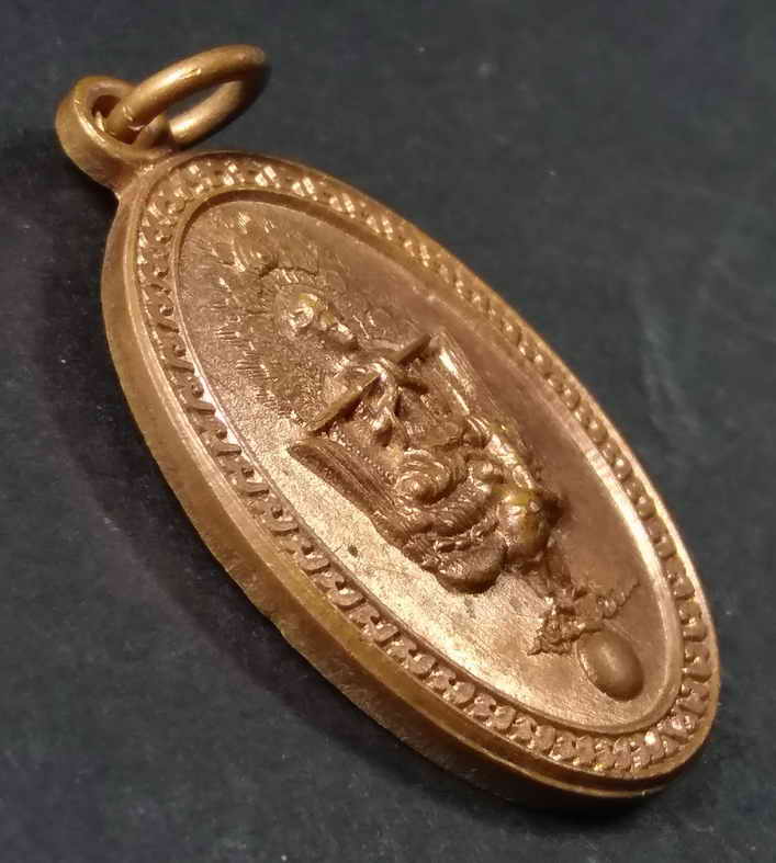 รหัสสินค้า พระไม่ทราบที่ 037 เหรียญเทพทรงนก ไม่ทราบที่ ทางด้านหลังน่าจะเป็นอักษรเทวนาครี