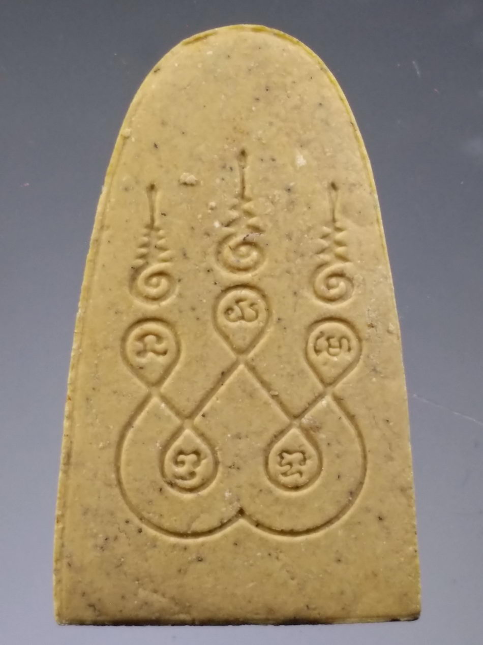 รหัสสินค้า พระมีกล่อง 3787 พระผงหลวงปู่ทวด พิมพ์ปรกโพธิ์ ฐานงูจงอาง หลังยันต์ห้า มูลนิธิสามสมเด็จ จัดสร้าง พระสวยกล่องเดิมครับ