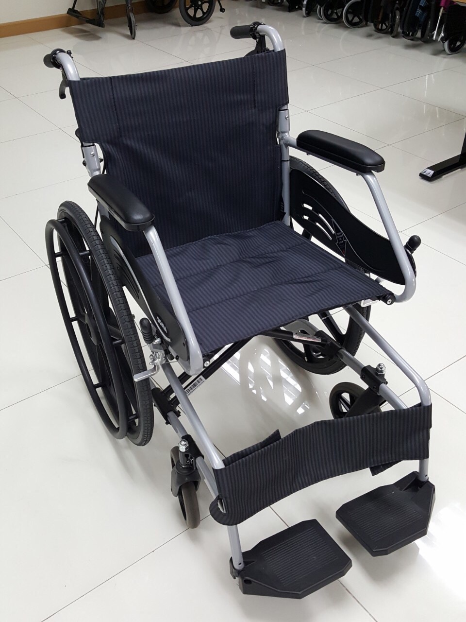 รถเข็นอลูมินัมอัลลอยด์โซม่า SOMA รุ่น SM 150.3 F24 (WheelChair SOMA 150.3 F24) ล้อหลังใหญ่ น้ำหนักเบา แข็งแรงทนทาน ของแท้ รับประกันศูนย์ไทย 1 ปี