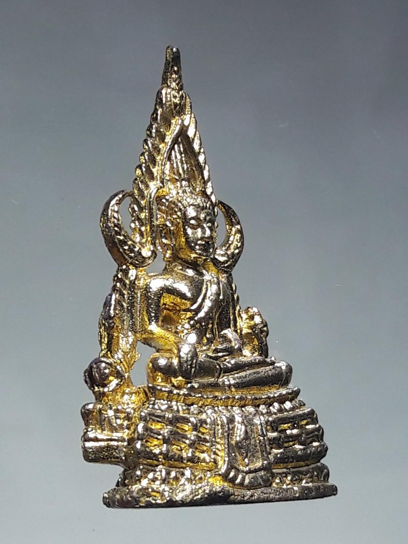 รหัสสินค้า พระมีกล่อง 257 รูปหล่อกะไหล่ทอง พระพุทธชินราช วัดพระศรีรัตนมหาธาตุวรมหาวิหาร อำเภอเมือง จังหวัดพิษณุโลก ไม่ทราบปีที่สร้าง ขนาดเทียบกับเหรียญบาท กล่องเดิมครับ