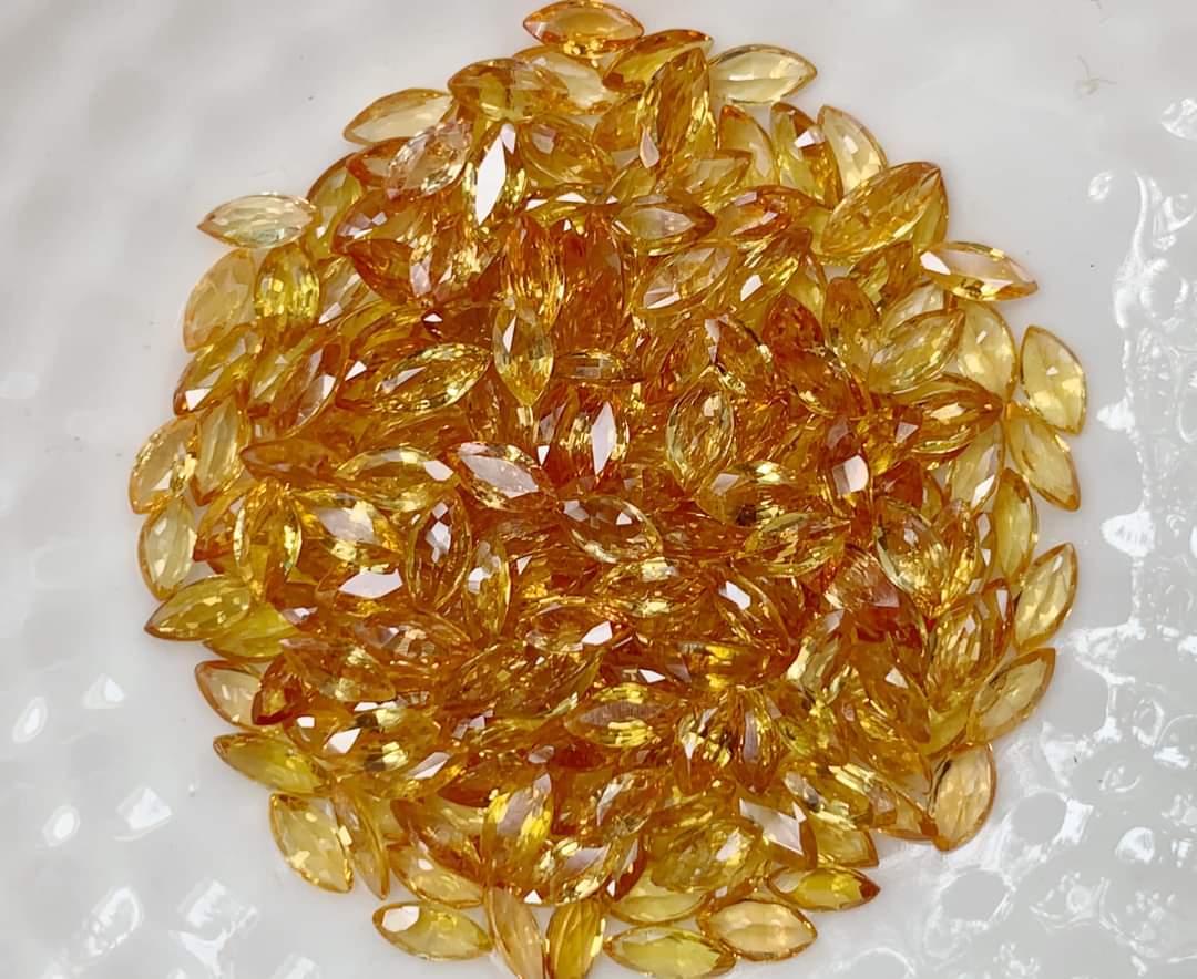 บุษราคัมมาคี 2.5x5mm. 1 กะรัต
