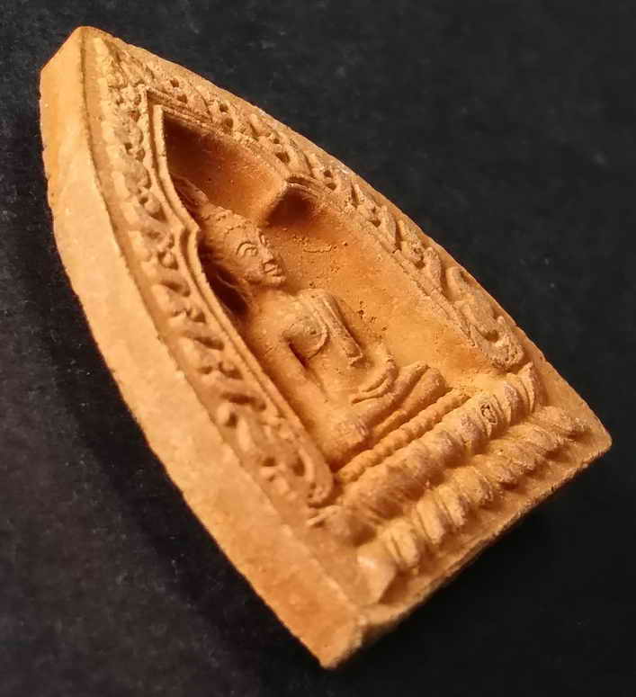 รหัสสินค้า พิจิตร 012 หลวงพ่อโต วัดโพธิ์ประทับช้าง จังหวัดพิจิตร สร้างปี 2542 ที่ระลึก 300 ปี วัดโพธิ์ประทับช้าง พระรายการนี้ให้เช่าบูชาแล้ว