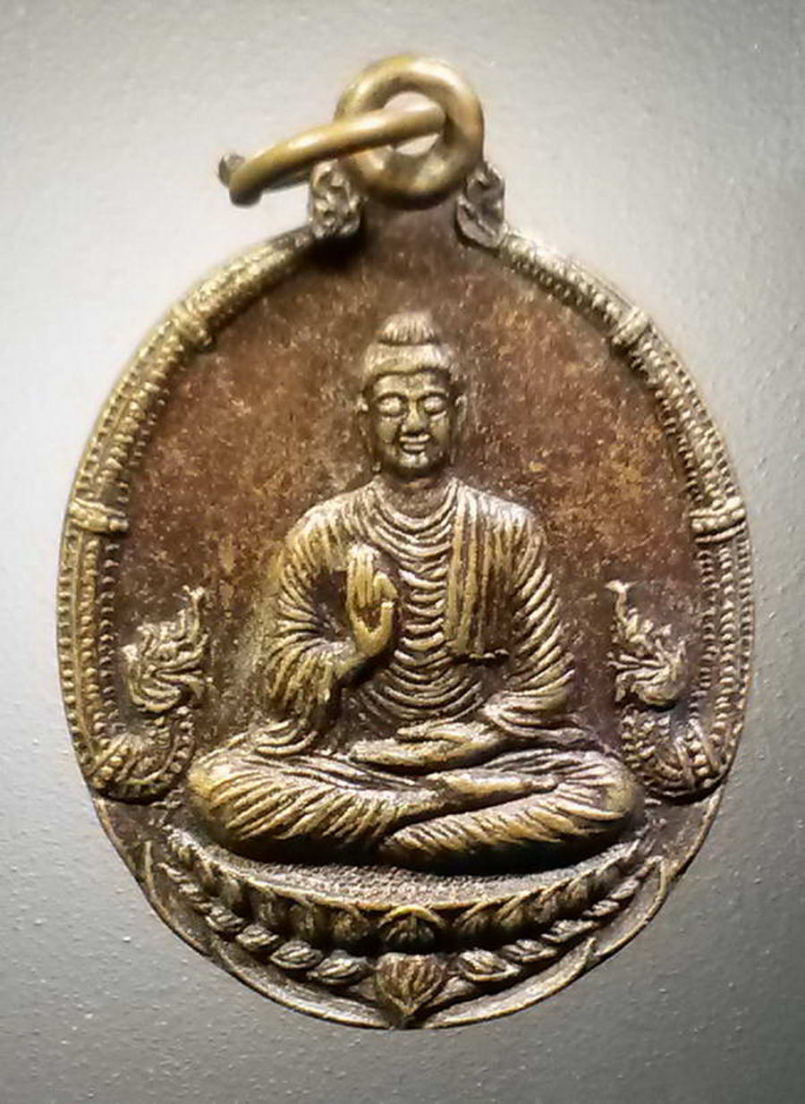 รหัสสินค้า เหรียญพระพุทธ 2604 เหรียญพระพุทธ ปางประทานพร ซุ้มพญานาค หลังพระธาตุน้ำดอกบัวทอง 12 ราศี ตำบลโรงช้าง อำเภอป่าแดด จังหวัดเชียงราย สร้างปี 2543 พระรายการนี้ให้เช่าบูชาแล้ว