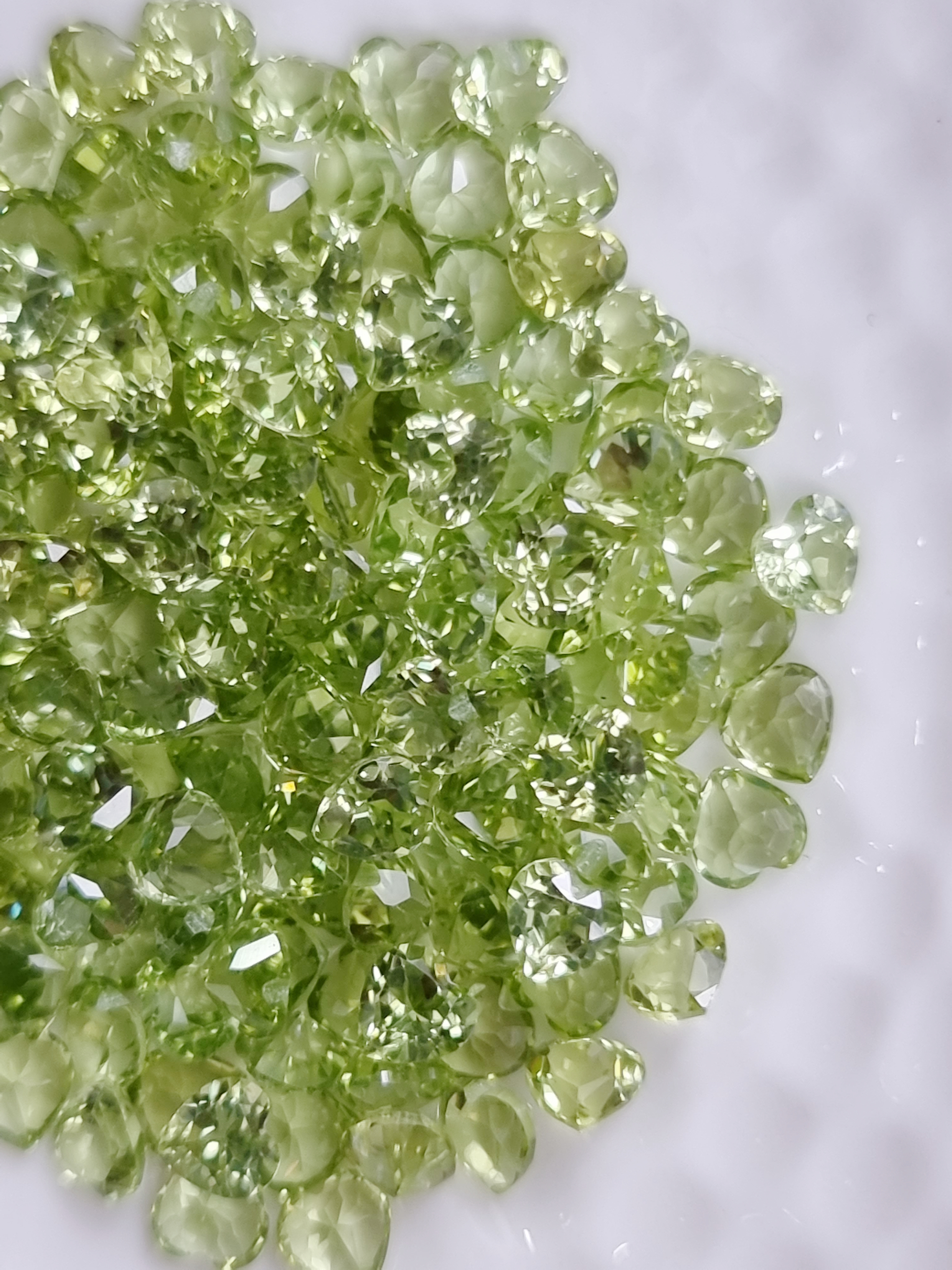 เพอริดอทหัวใจ 4x4 mm. 5 กะรัต