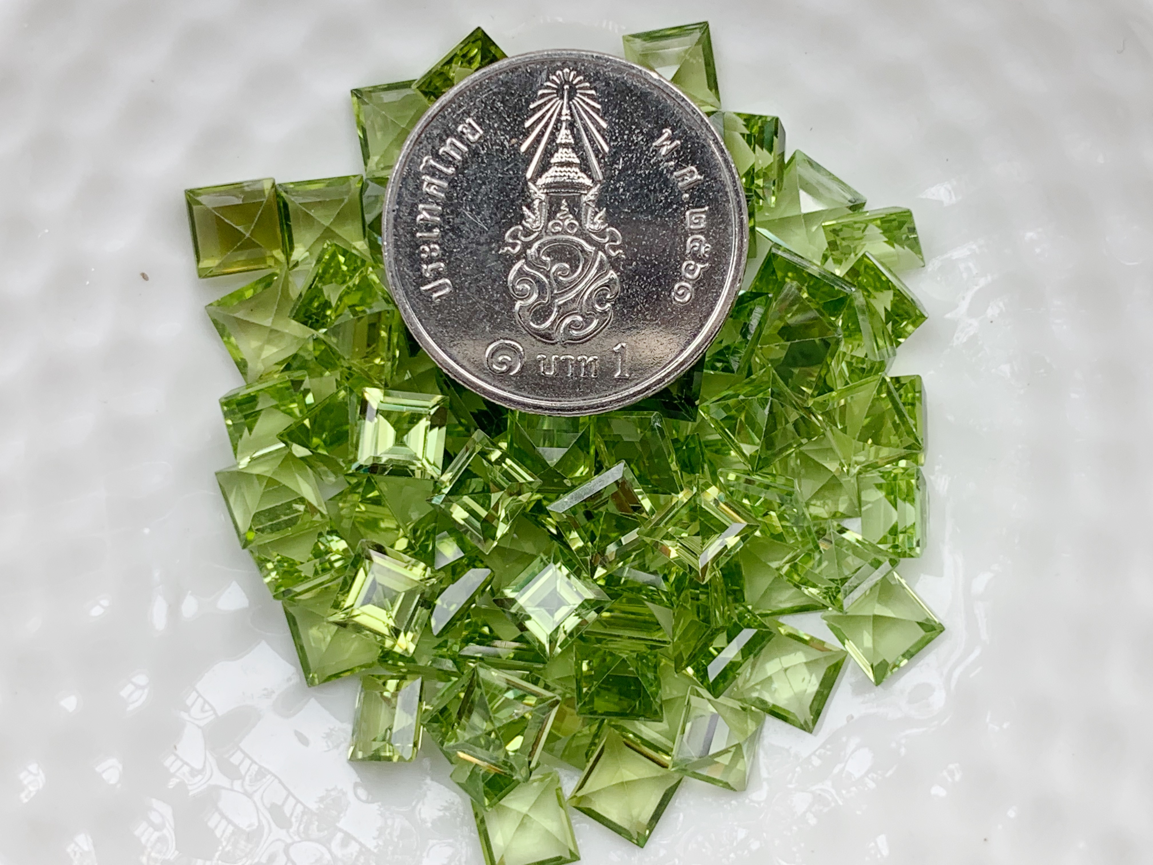 เพอริดอทสี่เหลี่ยม 5 มม. 5 กะรัต