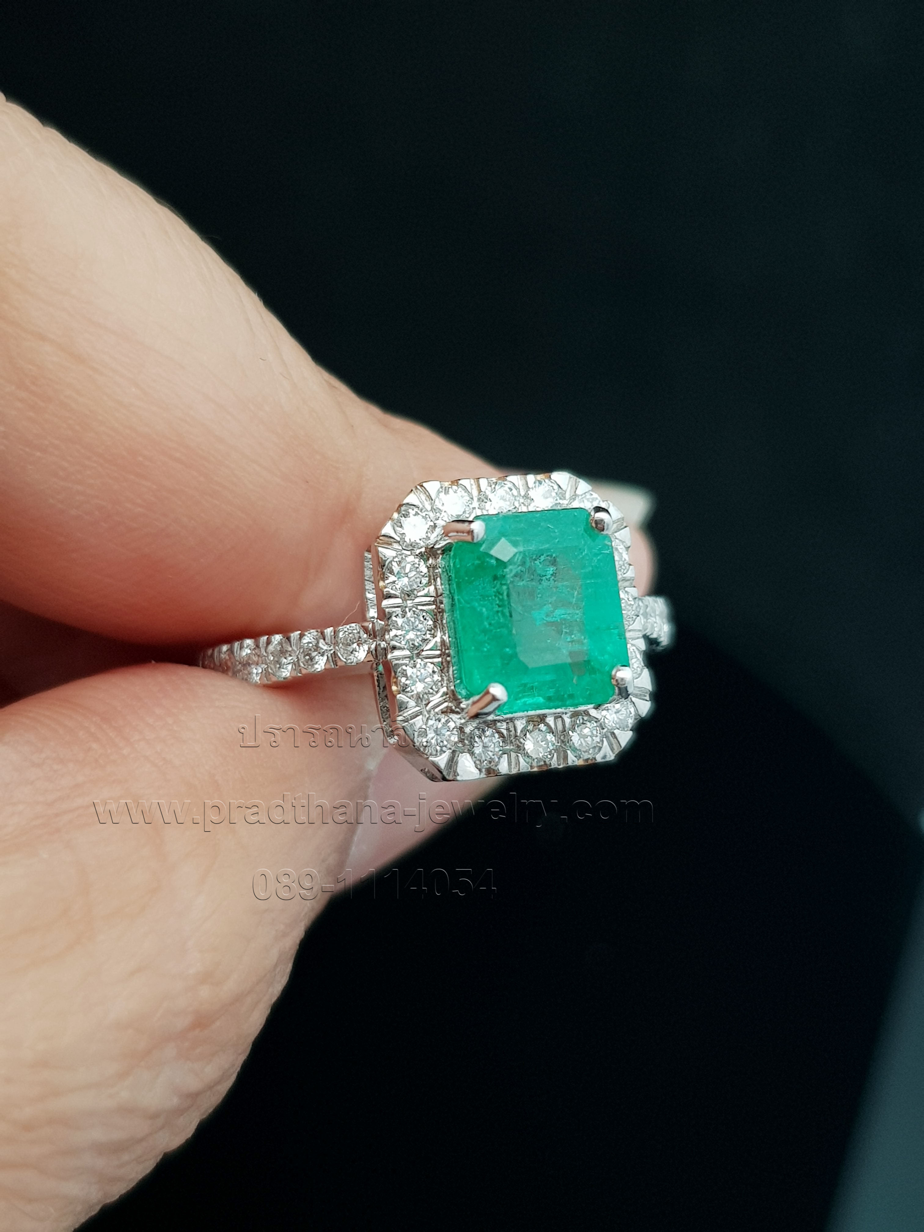 แหวนมรกตประดับเพชร