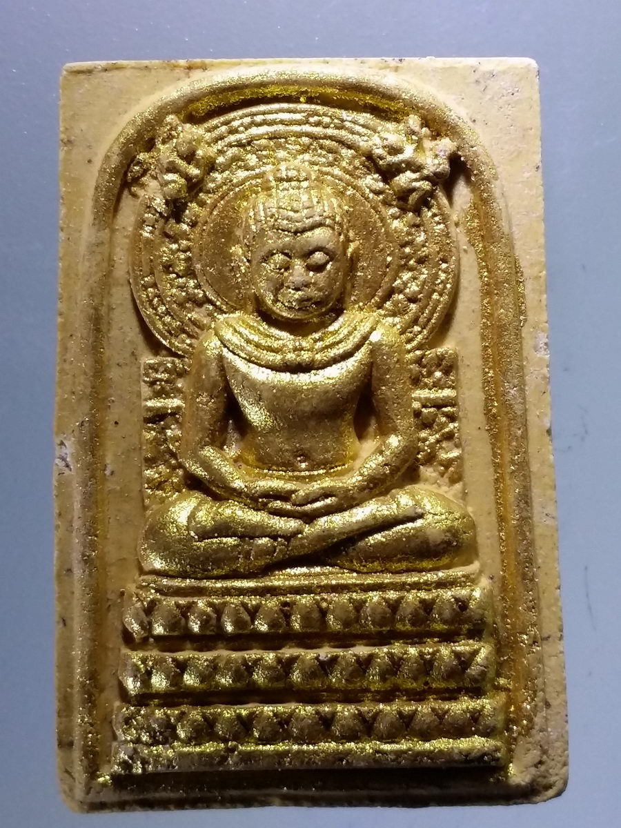 Antig Pim 076 พระพุทธ เนื้อผงทาทองบรอนซ์ หลังยันต์ นะชาลีติ ไม่ทราบที่ สภาพสวยครับ