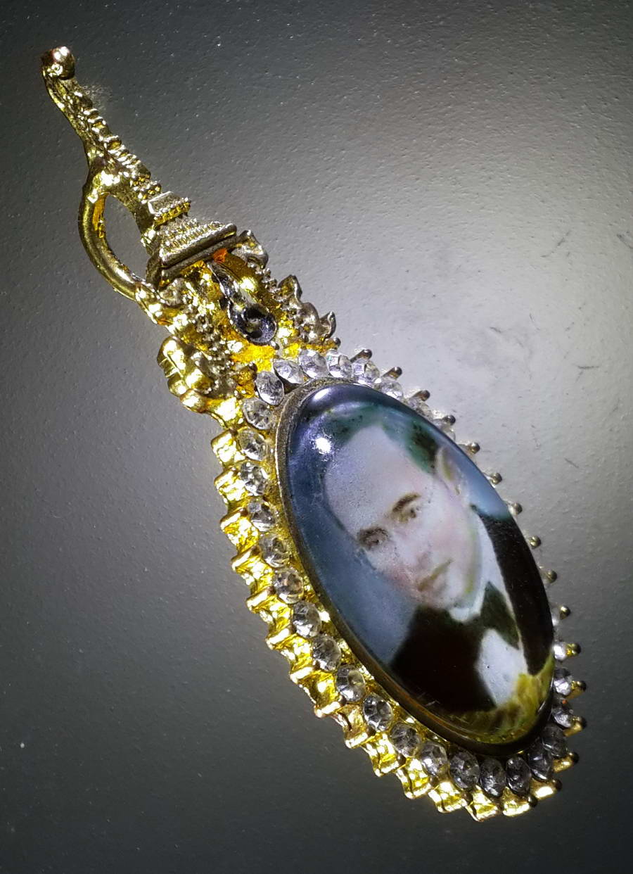 รหัสสินค้า เครื่องราง ล็อตเก็ต ภาพถ่าย 071 ล็อกเก็ตเข็มกลัดฝังเพชร ในหลวงรัชกาลที่ 9 เข็มทางด้านหลังหลุดหายไป นอกนั้น สภาพโดยรวมสมบูรณ์ พระรายการนี้ให้เช่าบูชาแล้ว