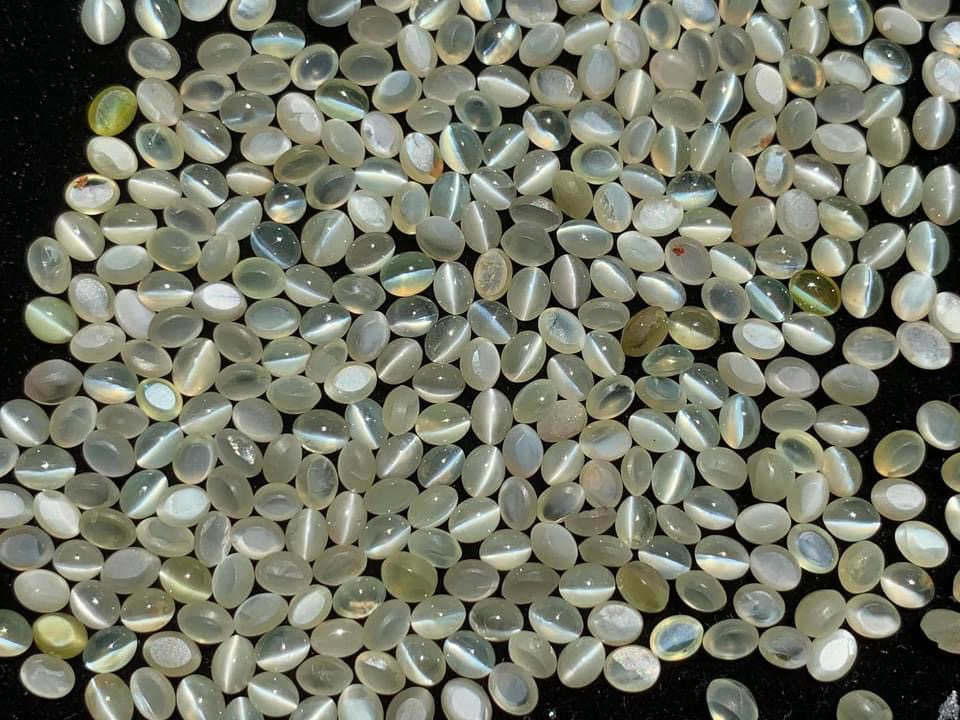 ไพฑูรย์ตาแมวไข่ 4x3 mm 1 เม็ด