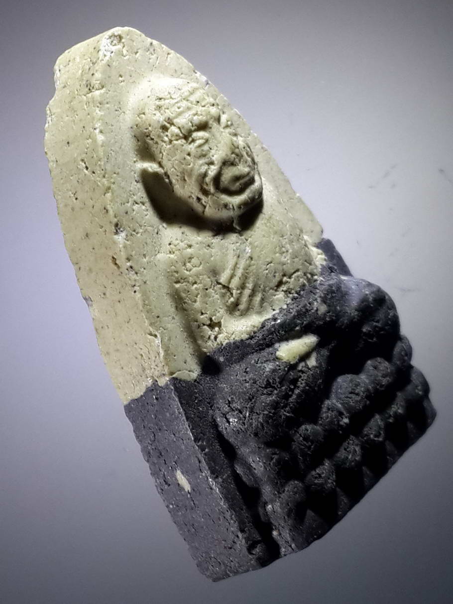 รหัสสินค้า หลวงปู่ทวด วัดต่างๆ 360 หลวงปู่ทวด เนื้อผงก้นครก สีทูโทน ขาวดำ ครูบาสมชาย อาศรมสถาน ต.หนองแหน จ.ฉเชิงเทรา ปี 2554 ฝังมวลสารกลางองค์ด้านหลัง