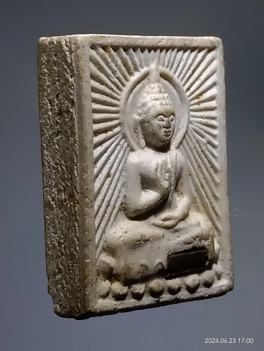 รหัสสินค้า พระเนื้อดิน เนื้อผง เนื้อว่าน 256 สมเด็จปริสุทโธ พระพุทธเนื้อผง พิมพ์ประทานพร ฝังตะกรุด หลวงพ่อคูณ วัดบ้านไร่ อำเภอด่านขุนทด จังหวัดนครราชสีมา