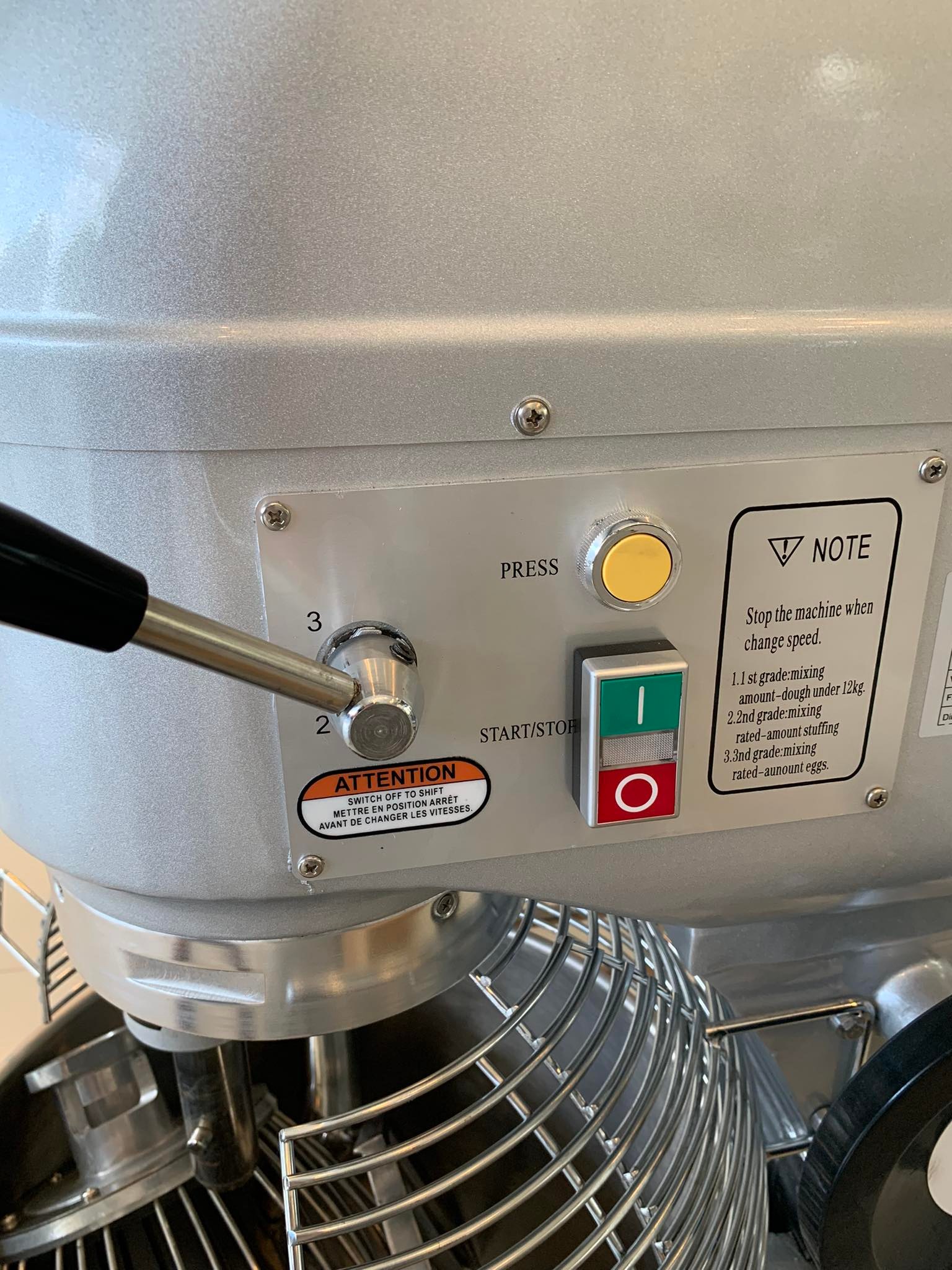 เครื่องผสมอาหาร 3 หัวตี 40 ลิตร Si-MX40