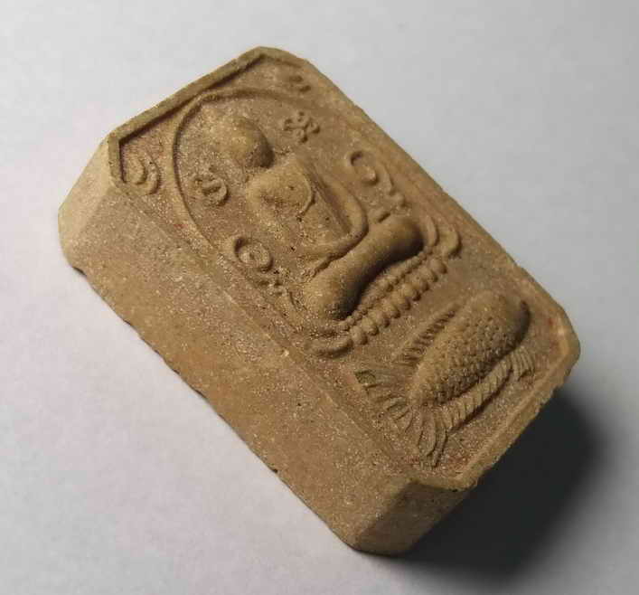 รหัสสินค้า พระเนื้อดิน เนื้อผง เนื้อว่าน 334 พระผงขี่ปลา หลวงปู่อ่อนสา สุขกาโร วัดประชาชุมพลพัฒนาราม รุ่นเจริญสุข