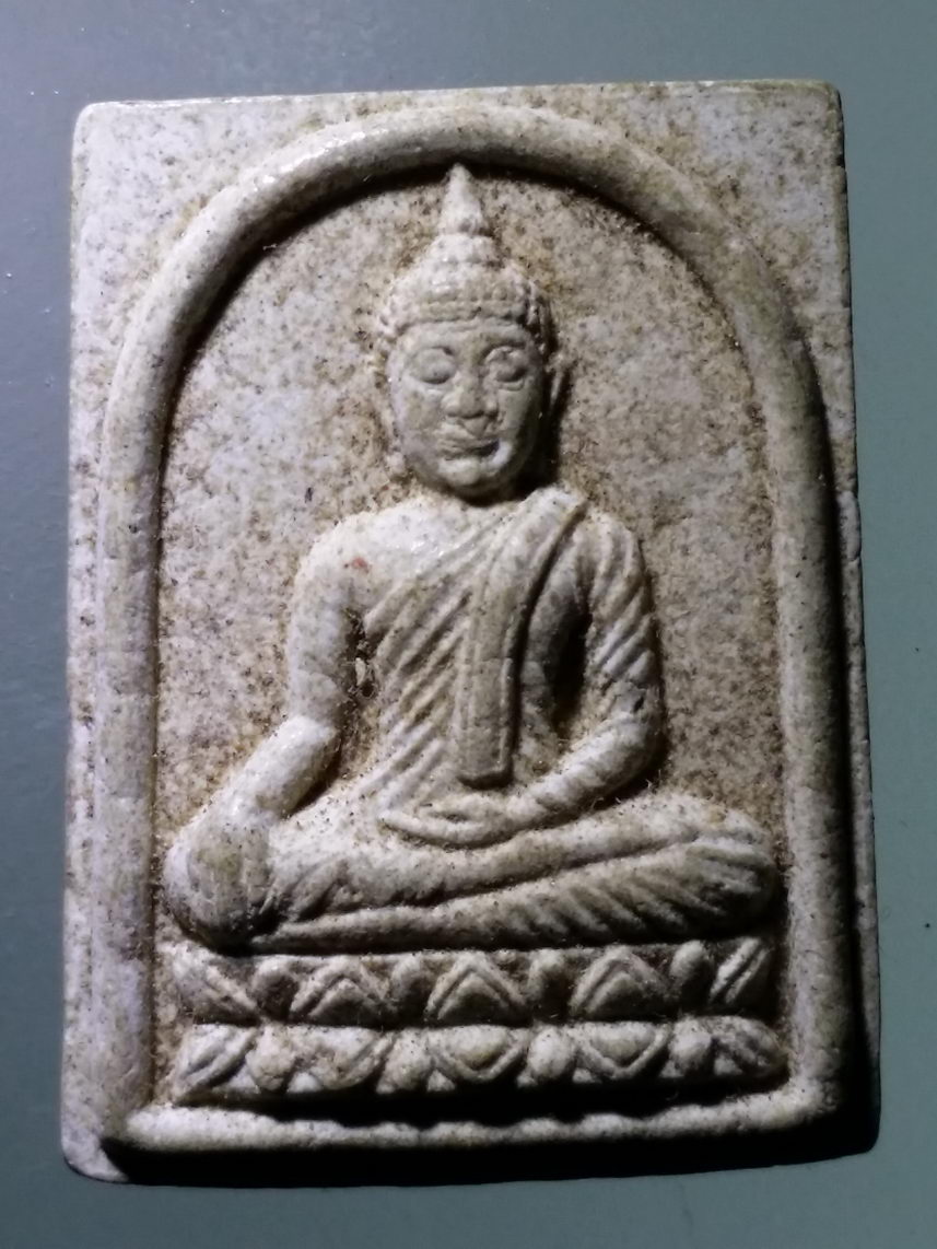 รหัสสินค้า พระเนื้อดิน เนื้อผง เนื้อว่าน 6664 พระพุทธเนื้อผง หลวงปู่ขาว กายสิทธิ์ ที่ระลึกงานปิดทองฝังลูกนิมิต วัดหัวสุม อำเภอเมือง จังหวัดปราจีนบุรี สร้างปี 2549