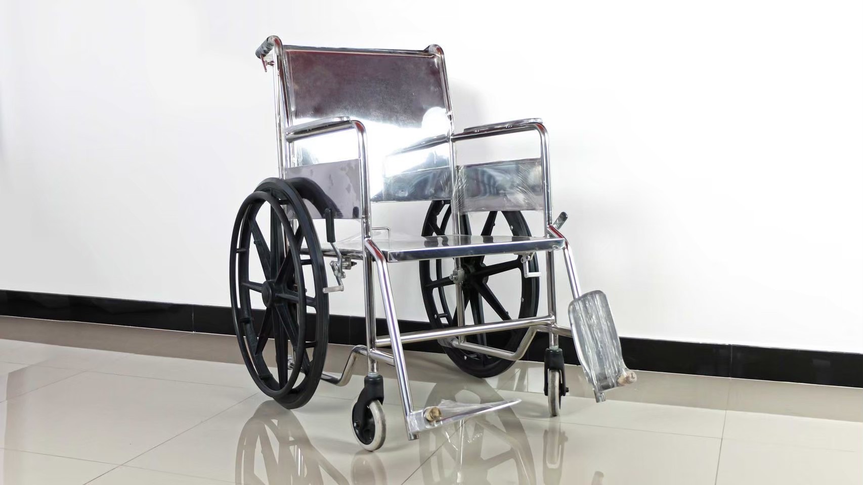 รถเข็นวีลแชร์ผู้ป่วยสแตนเลส รุ่น PS56(A) แบบพับไม่ได้ พร้อมเบาะรองนั่ง ล้อแม็กซ์