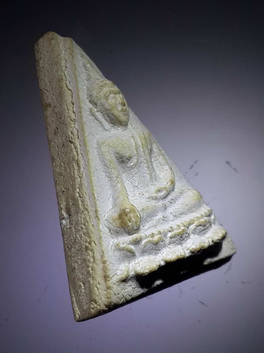 รหัสสินค้า พระไม่ทราบที่ 428 พระผงสามเหลี่ยม พิมพ์พระพุทธนั่งบัวหลังเรียบ ไม่ทราบที่