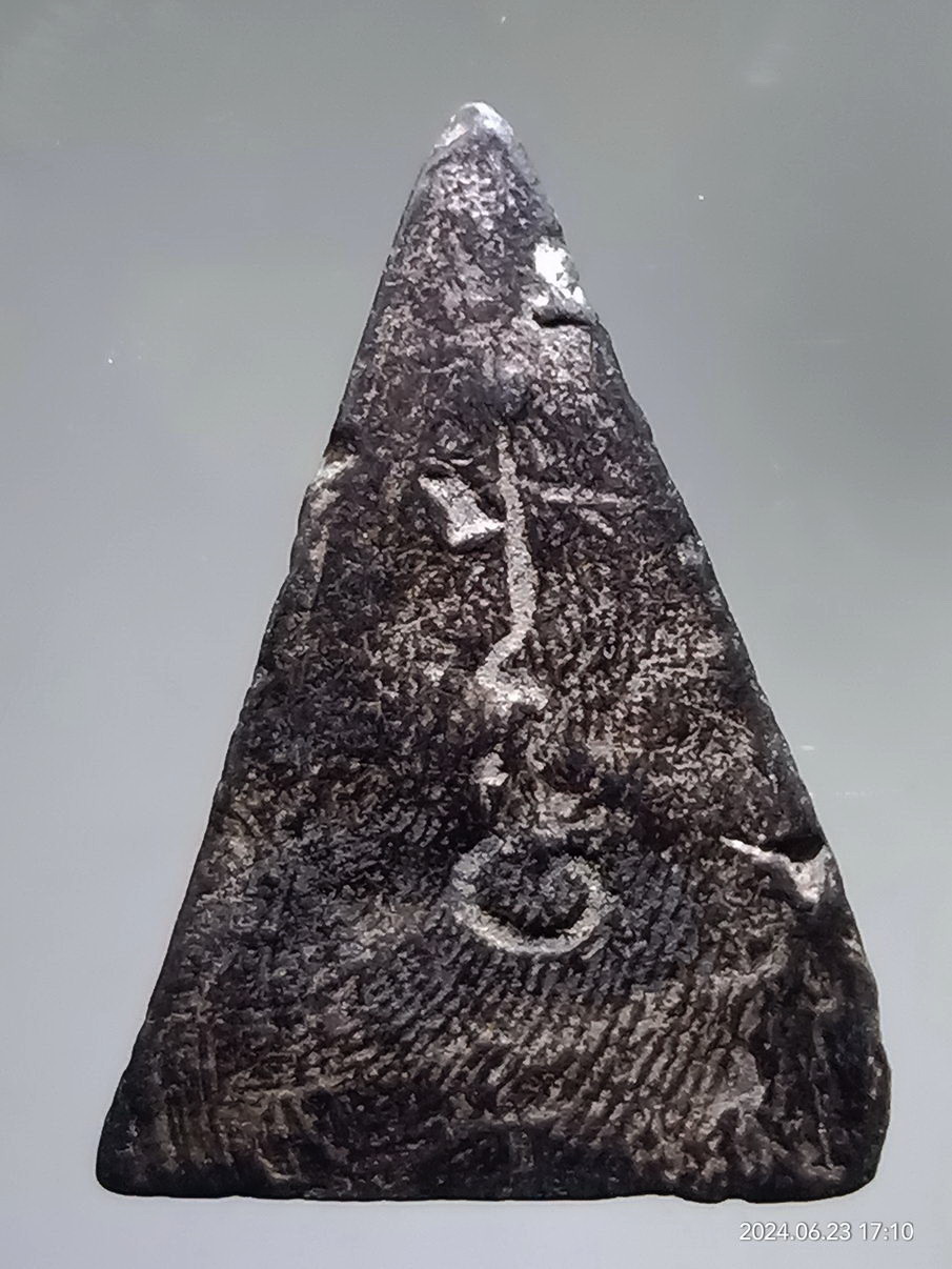 รหัสสินค้า พระเนื้อดิน เนื้อผง เนื้อว่าน 316 พระนางพญา เนื้อดินเผา หลังอุ หลวงพ่อจง วัดหน้าต่างนอก จังหวัดอยุธยา สร้างปี 2485 มีหน้า มีตา มีปากติด ให้เห็น สภาพสวยขนาดนี้ หายากครับ