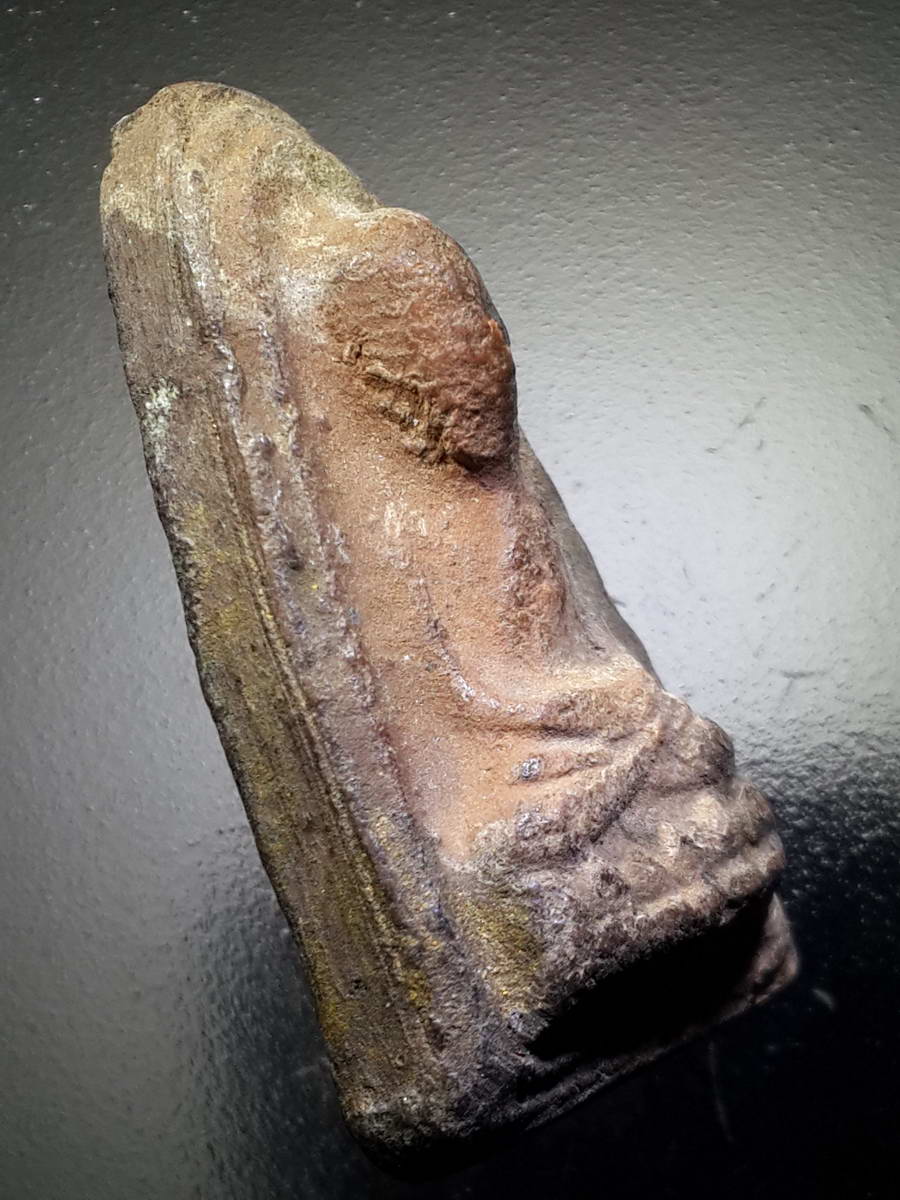 รหัสสินค้า หลวงปู่ทวด วัดต่างๆ 436 หลวงปู่ทวดเนื้อดินเผา วัดช้างให้ จังหวัดปัตตานี สร้างปี 2513 พระครูใบฎีกาขาวสร้าง องค์นี้ดูว่า ไม่มีตัวหนังสือ แต่ถ้าส่องมุมตะแคงจะเห็นตัวหนังสือลางๆ สาเหตุเป็นเพราะกดพิมพ์มาตื้นครับ และองค์นี้ไม่ทารักดำ ทำให้เห็นเนื้อดิ