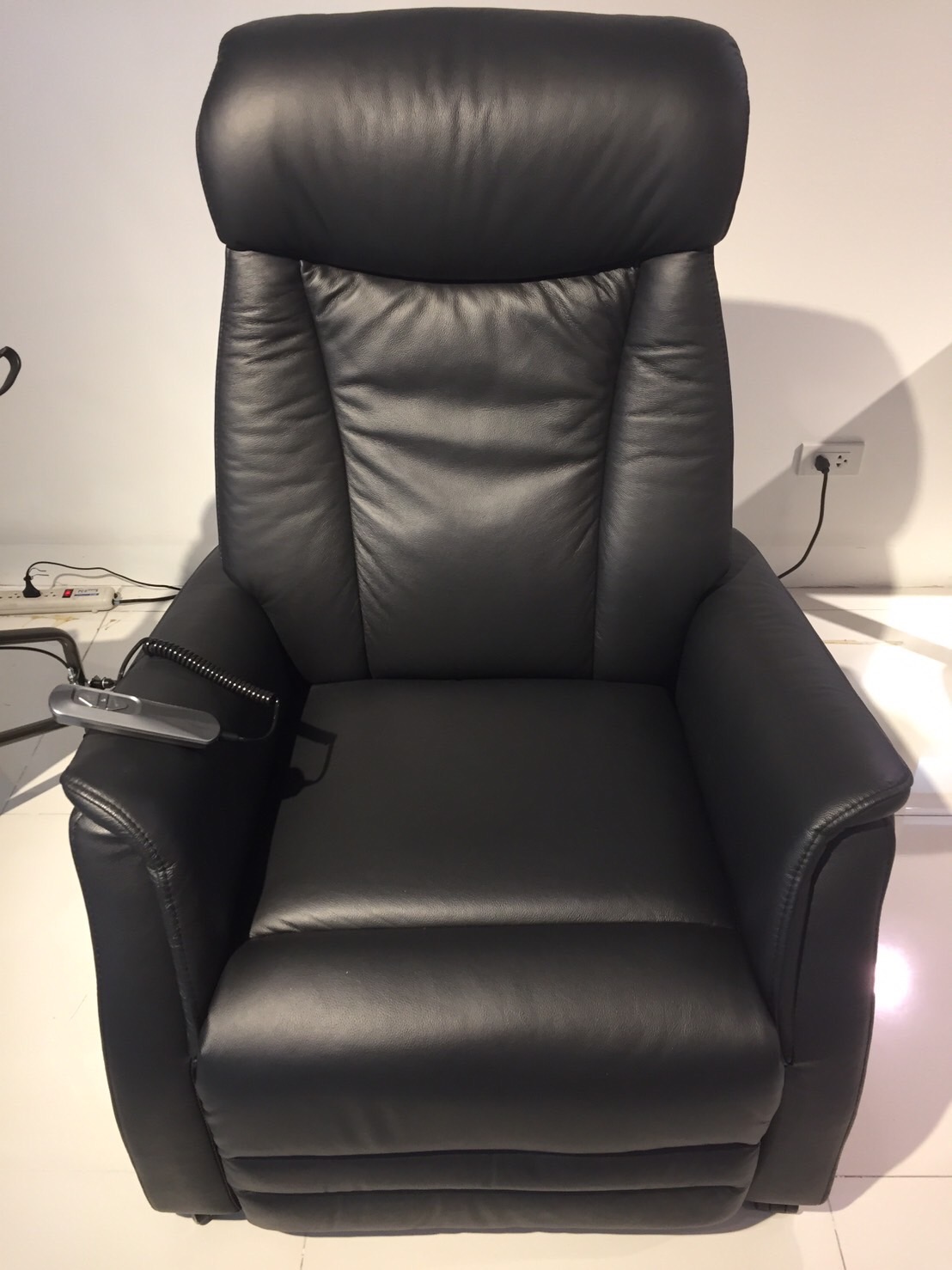 เก้าอี้พักผ่อนปรับไฟฟ้า ช่วยพยุงลุก-นั่ง Chilton Chair หุ้มหนังแท้ผิวสัมผัส นุ่มสบายต่อการใช้งาน