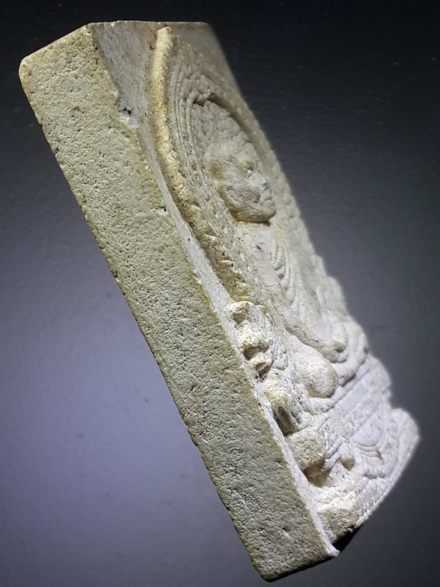 รหัสสินค้า พระมีกล่อง 341 พระผงรูปเหมือน นั่งเสมาแววนกยูง พระธรรมวงศ์มุนี วัดไผ่ล้อม จังหวัดจันทบุรี