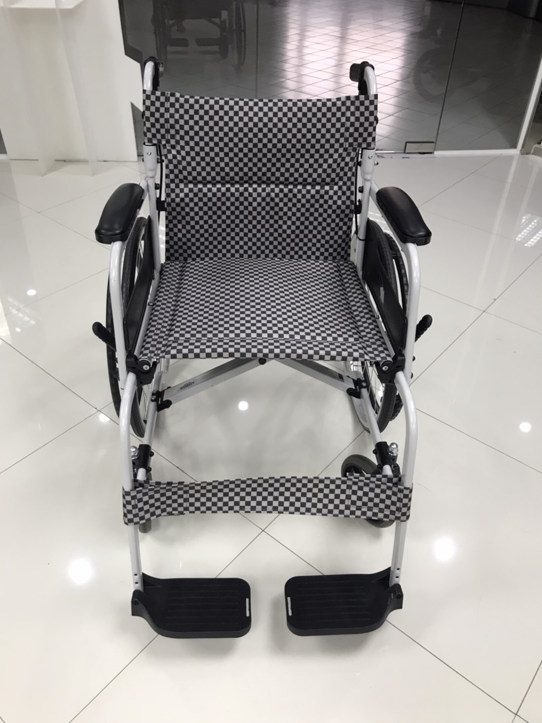 รถเข็นอลูมินัมอัลลอยด์โซม่า รุ่น SOMA 105 (SM-150.5 F22) สีดำ (WheelChair SOMA 150.5 F22 Black) น้ำหนักเบา พกพาสะดวก ของแท้ รับประกันศูนย์ไทย 1 ปี