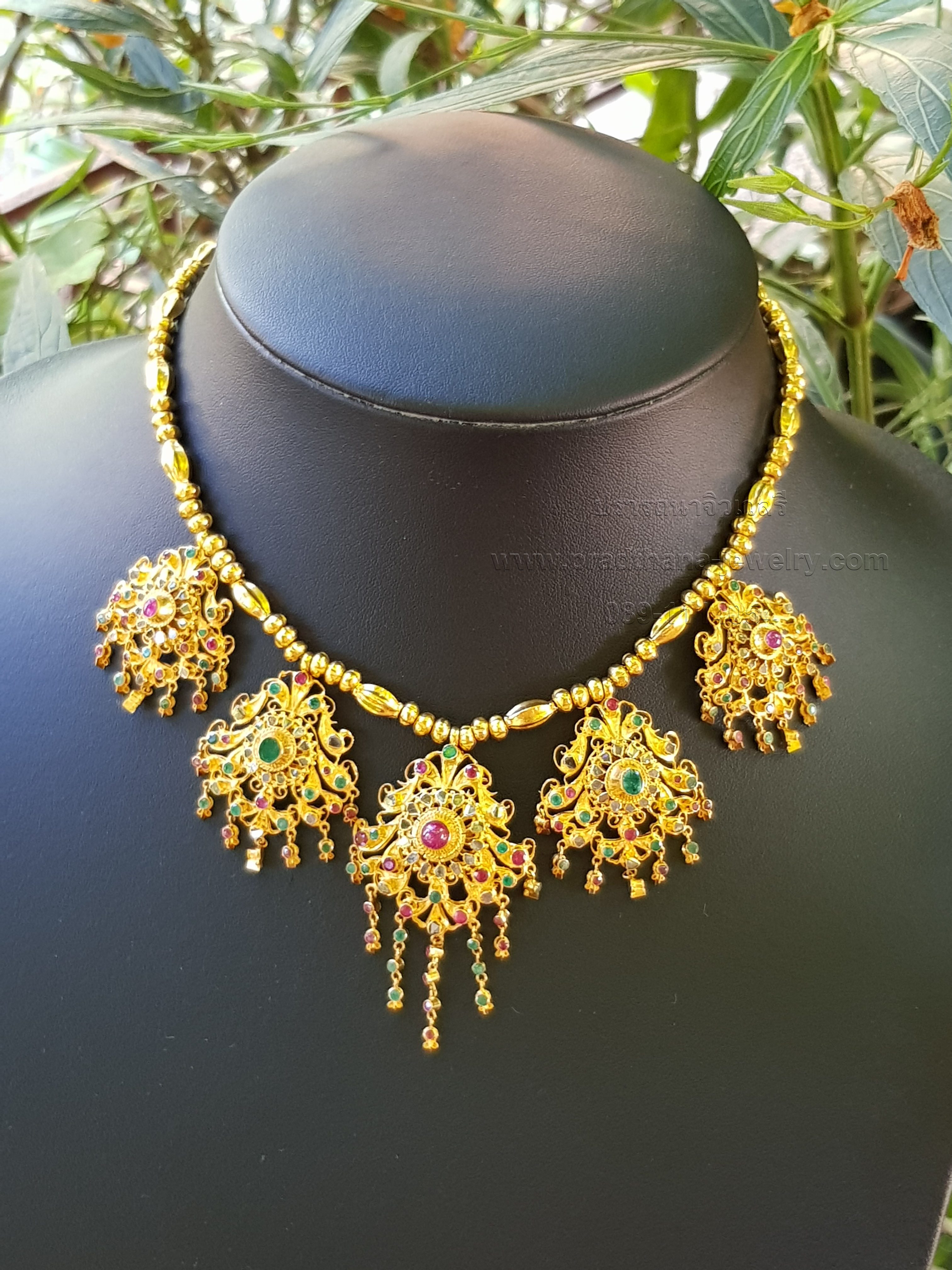 สร้อยคออุบะห้าช่อสามสี