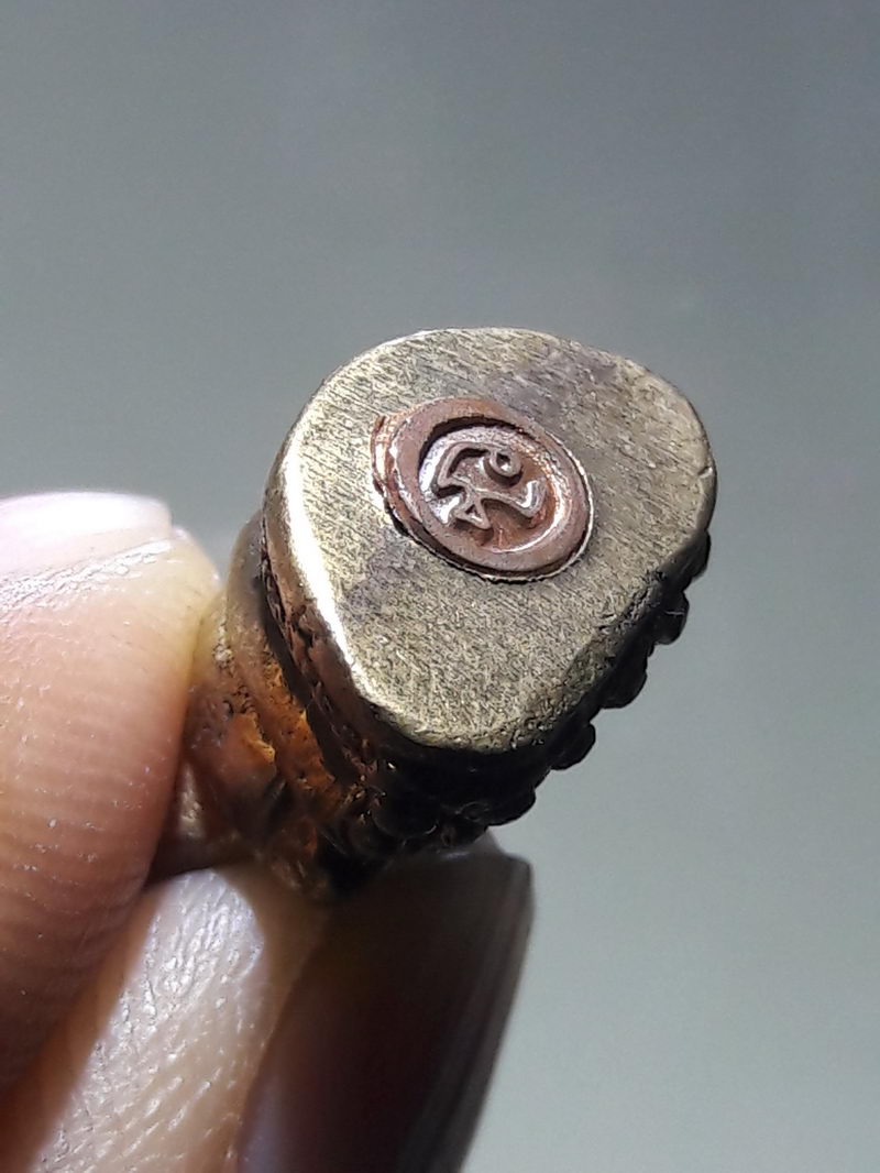 รหัสสินค้า พระมีกล่อง 304 พระกริ่งชัยชนะ หลวงพ่อเอิบ วัดซุ้มกระต่าย อำเภอสรรพยา จังหวัดชัยนาท ขนาดเทียบกับเหรียญบาท พระสวยกล่องเดิม